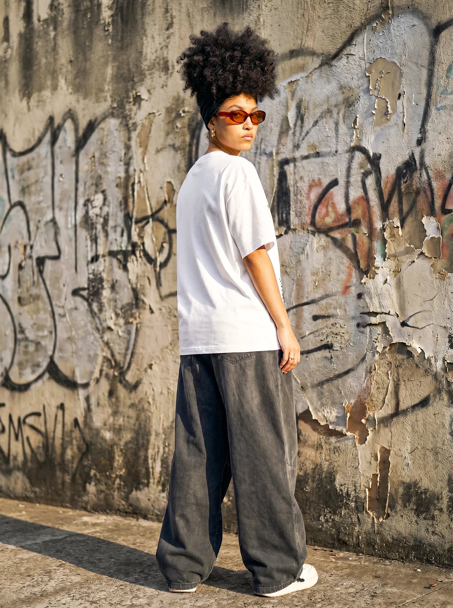 Camiseta Oversized 10 da Favela Sabotage Feminina Off-White