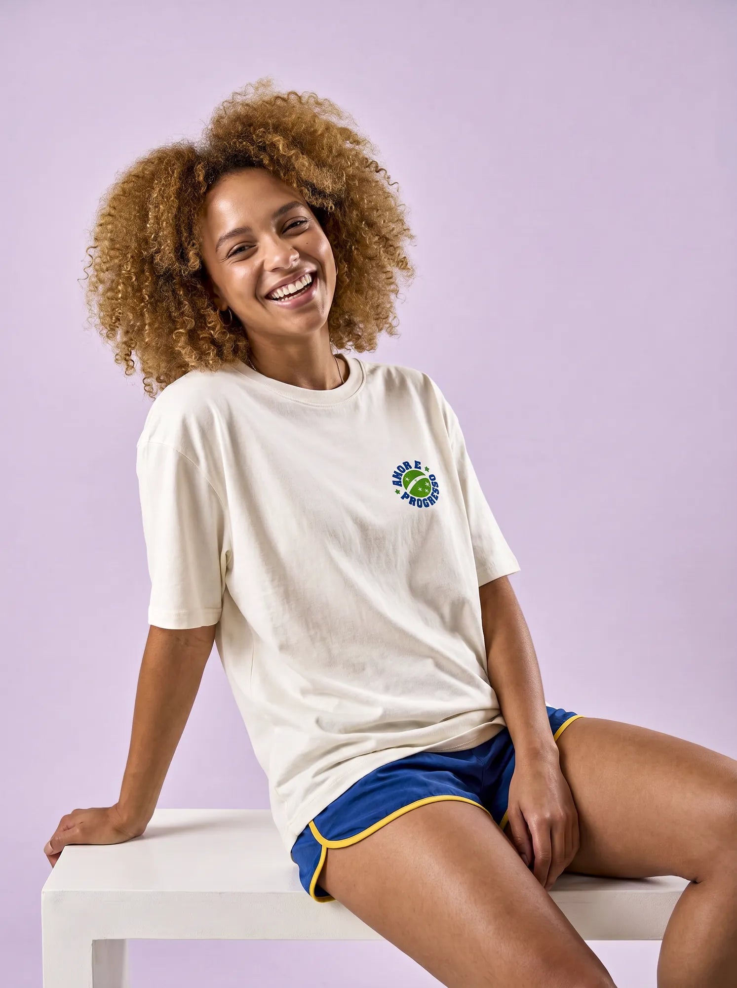 Camiseta Oversized Amor e Progresso Feminina Off-White