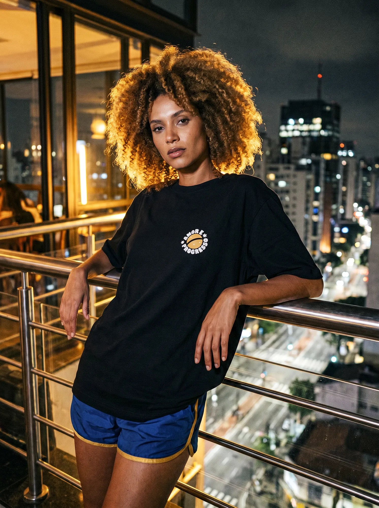 Camiseta Oversized Amor e Progresso Feminina Preto