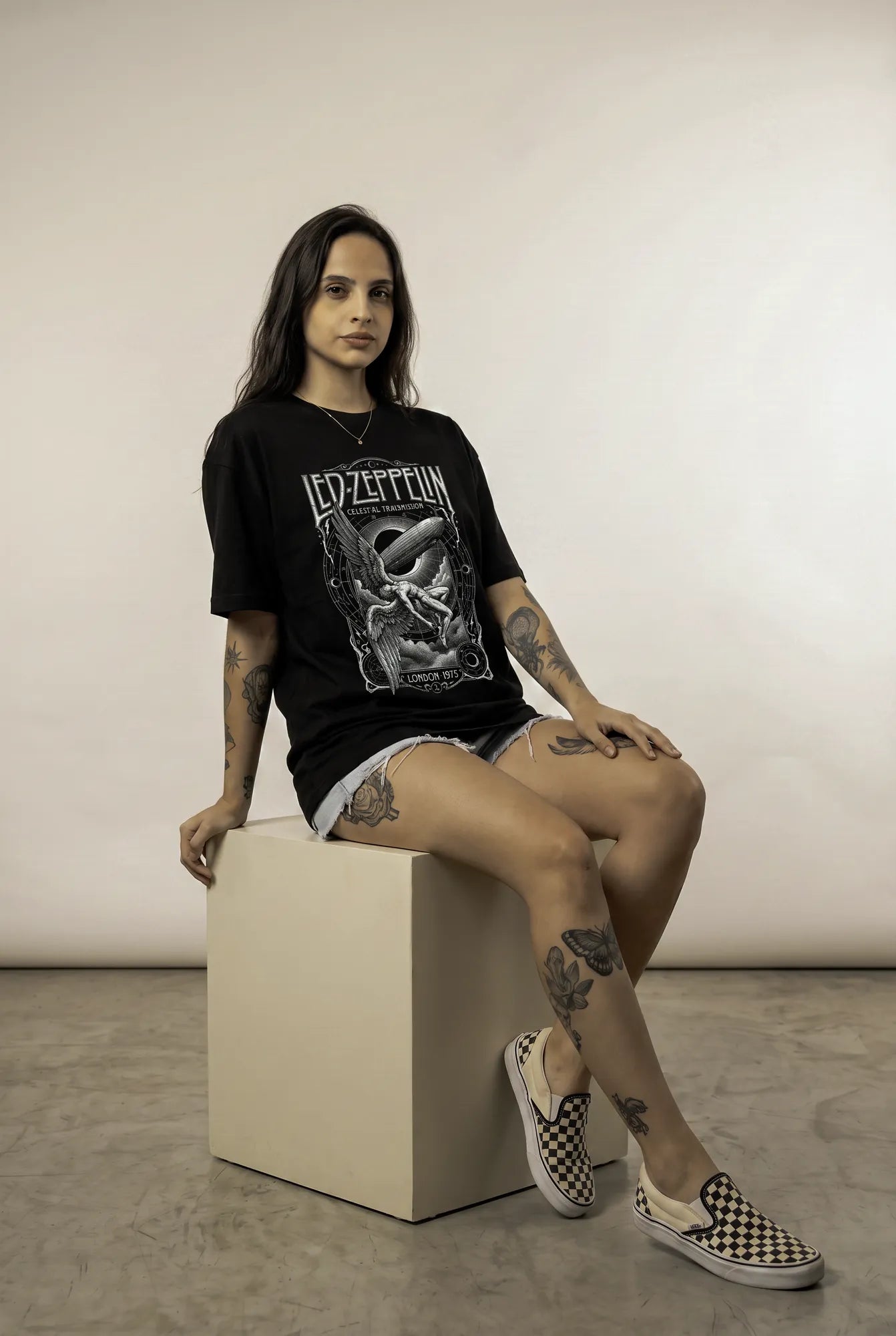 Camiseta Oversized Celestial Transmission · London 1975 Feminina Preto