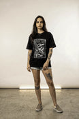 Camiseta Oversized Celestial Transmission · London 1975 Feminina Preto