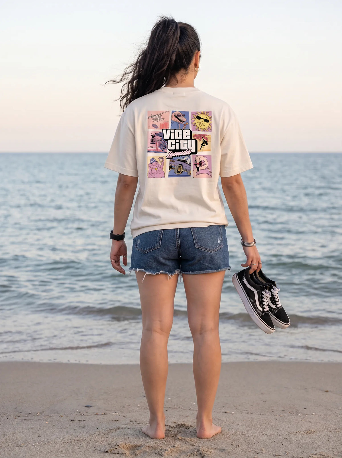 Camiseta Oversized Greetings from Vice City Leonida Feminina Off-White