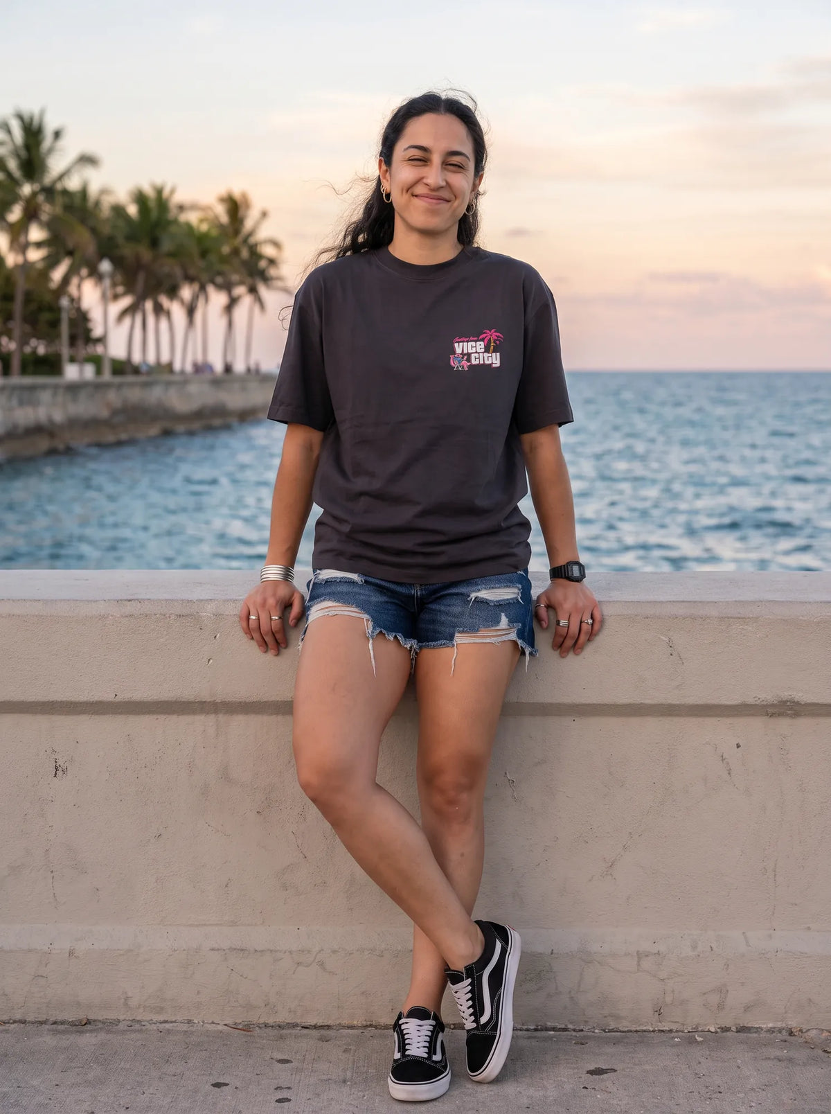 Camiseta Oversized Greetings from Vice City Leonida Feminina Preto