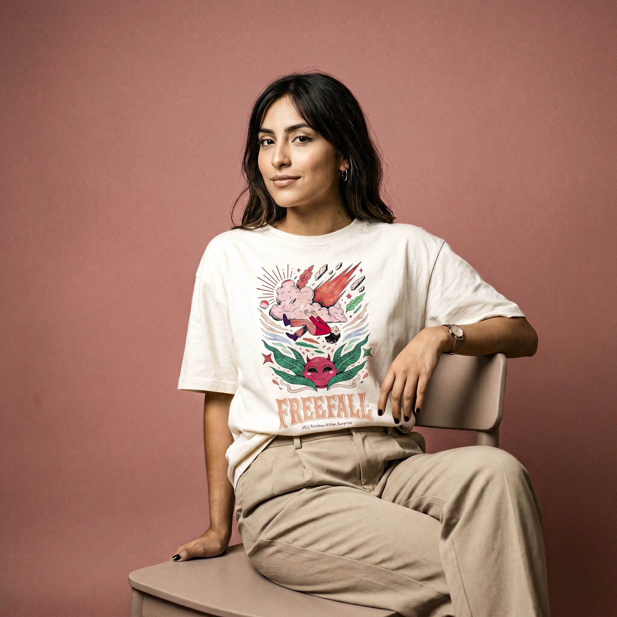 Camiseta Oversized It's Called Freefall — Rainbow Kitten Surprise Feminina Off-White