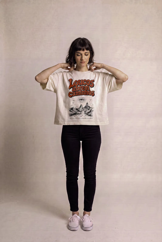 Camiseta Oversized Loucos Abrem Caminhos Feminina Off-White