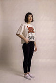 Camiseta Oversized Loucos Abrem Caminhos Feminina Off-White