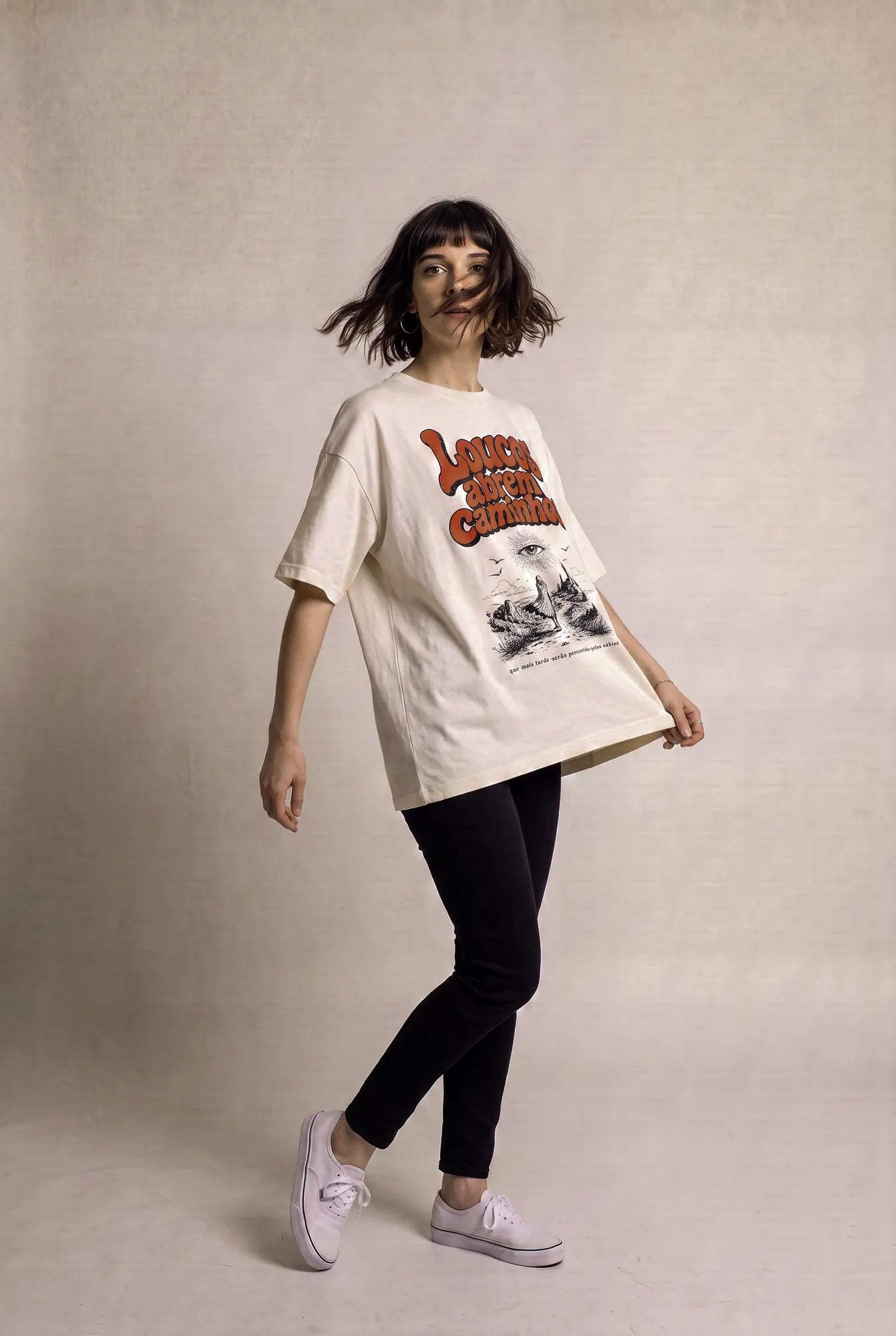 Camiseta Oversized Loucos Abrem Caminhos Feminina Off-White