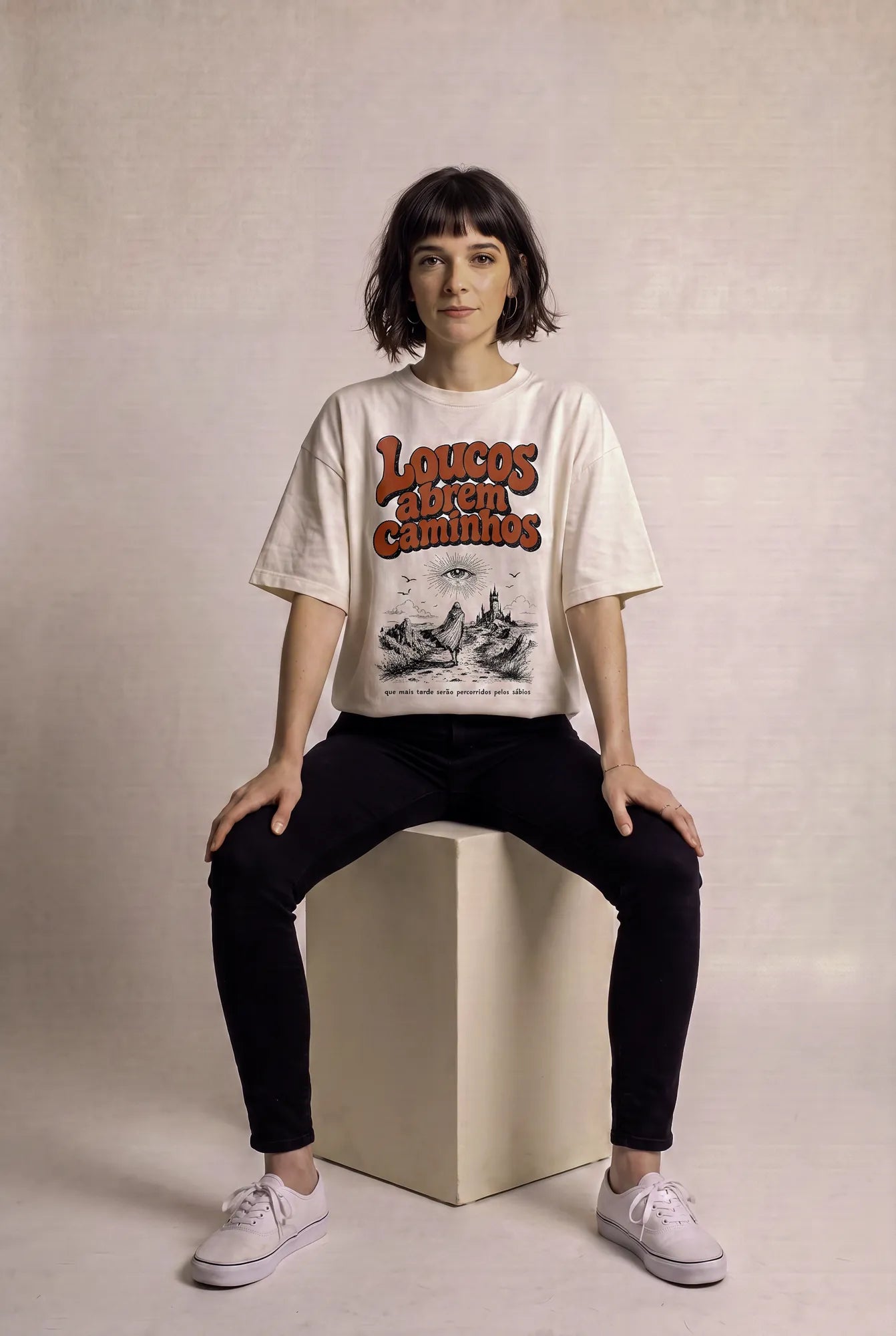 Camiseta Oversized Loucos Abrem Caminhos Feminina Off-White