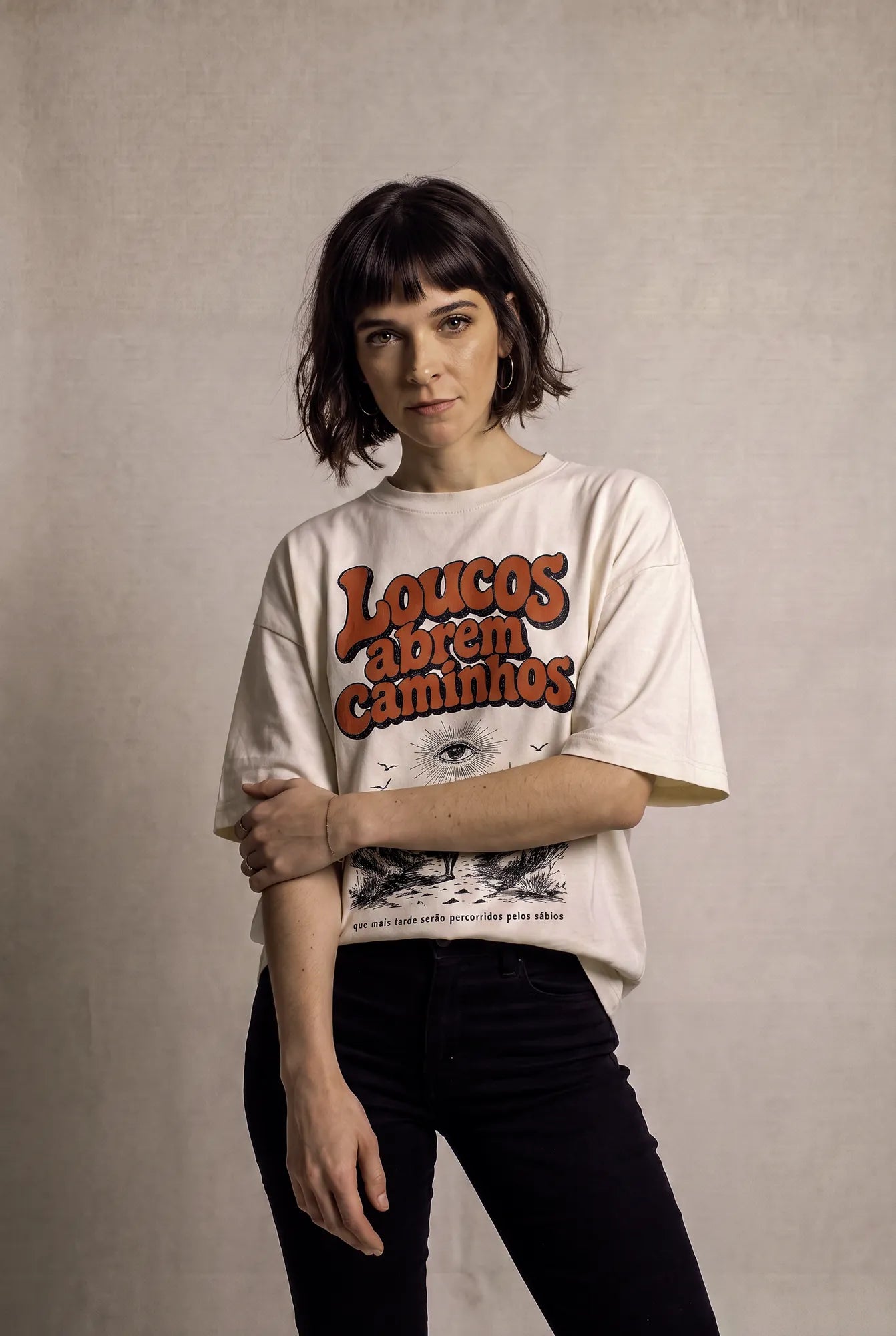 Camiseta Oversized Loucos Abrem Caminhos Feminina Off-White