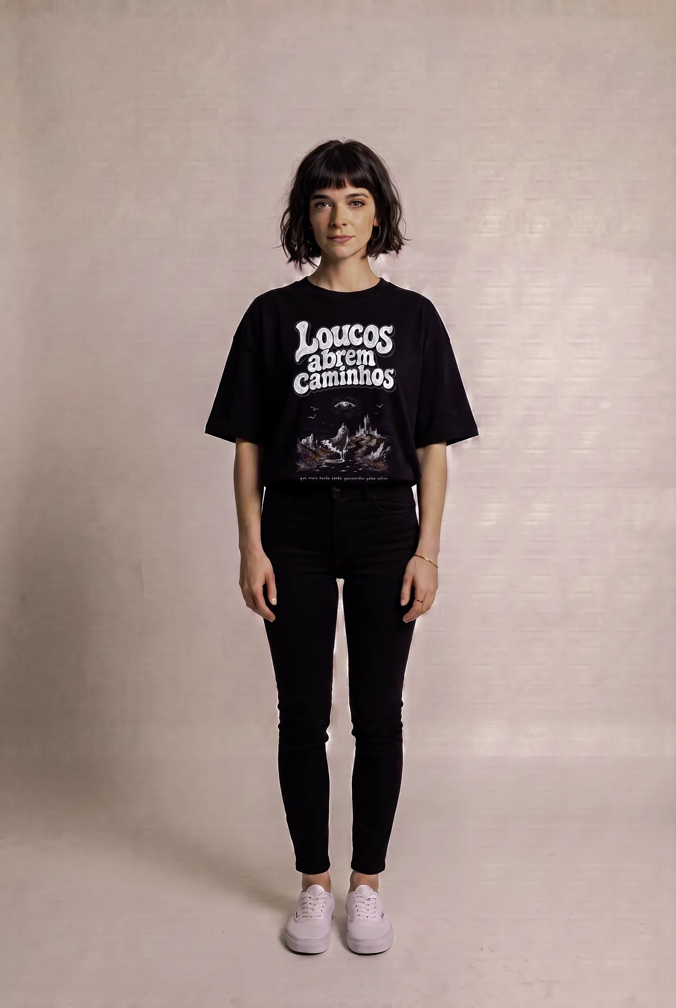 Camiseta Oversized Loucos Abrem Caminhos Feminina Preto