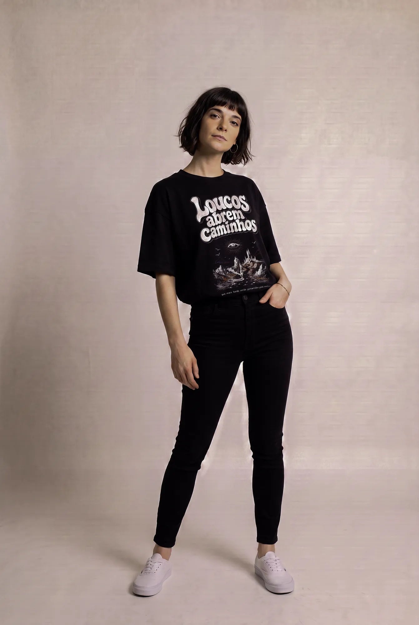 Camiseta Oversized Loucos Abrem Caminhos Feminina Preto