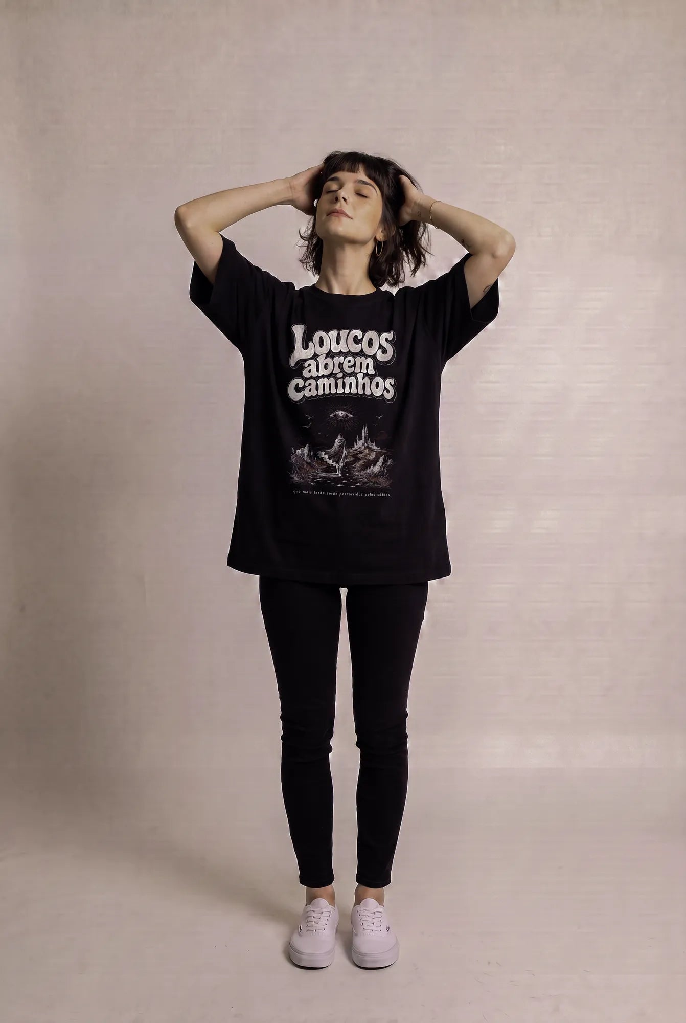 Camiseta Oversized Loucos Abrem Caminhos Feminina Preto