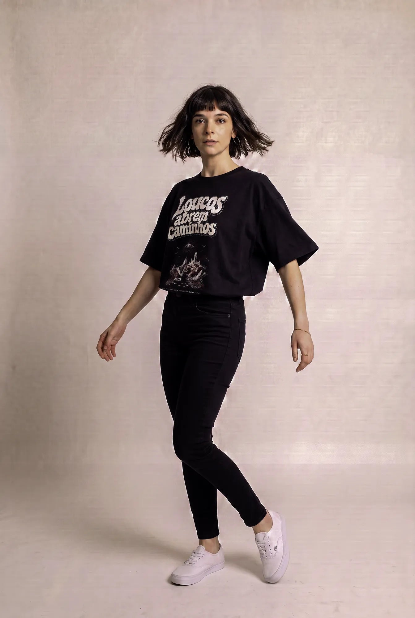 Camiseta Oversized Loucos Abrem Caminhos Feminina Preto