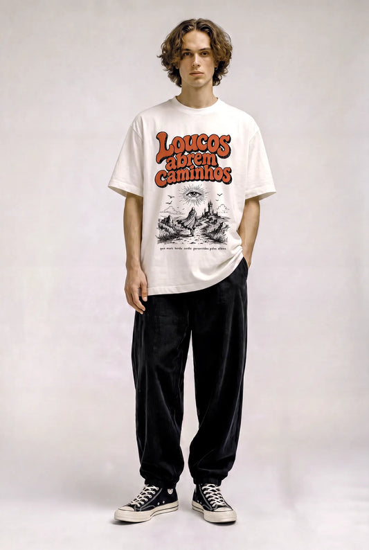 Camiseta Oversized Loucos Abrem Caminhos Masculina Off-White