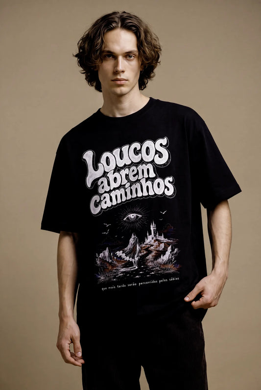 Camiseta Oversized Loucos Abrem Caminhos Masculina Preto