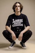 Camiseta Oversized Loucos Abrem Caminhos Masculina Preto
