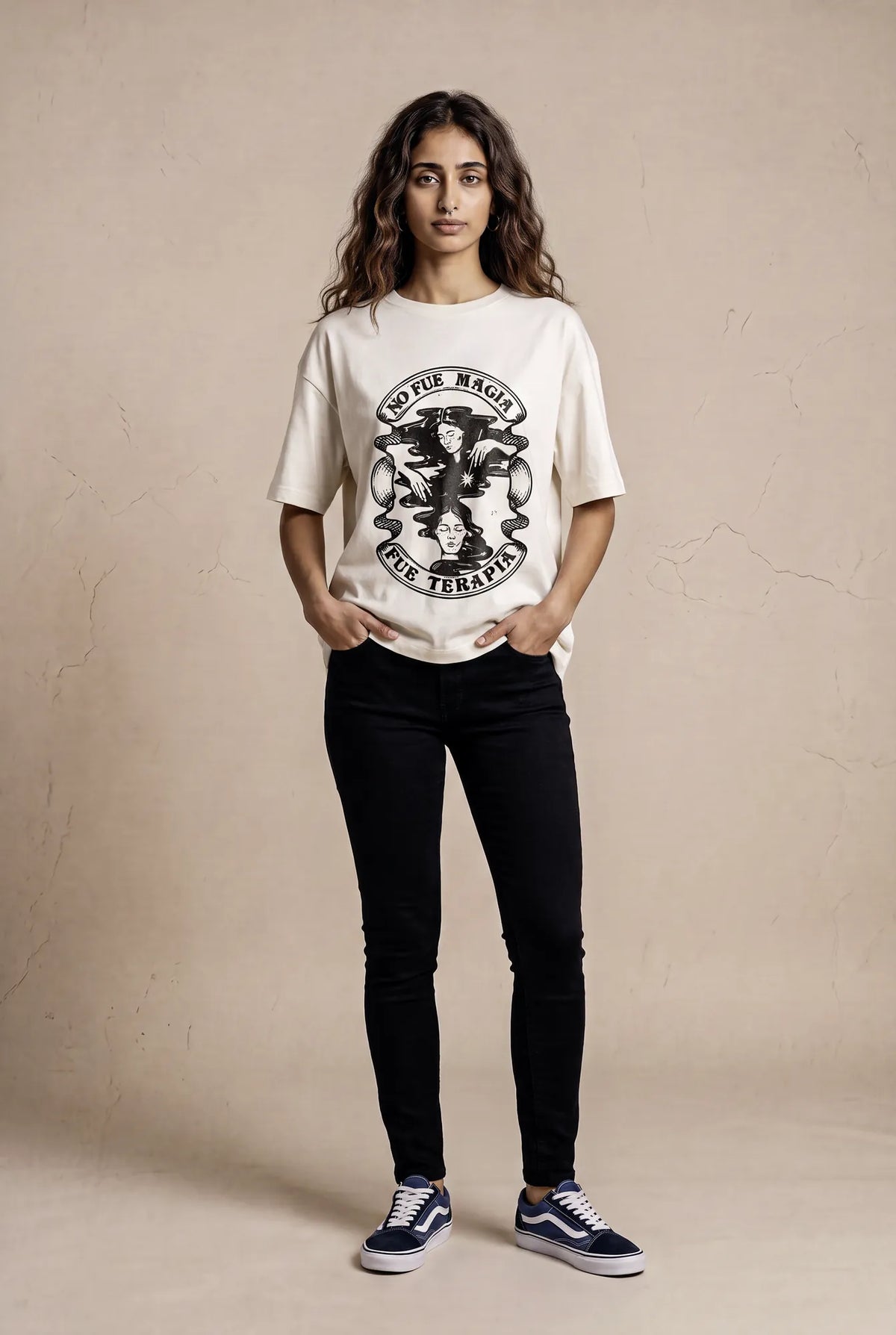 Camiseta Oversized No Fue Magia, Fue Terapia Feminina Off-White