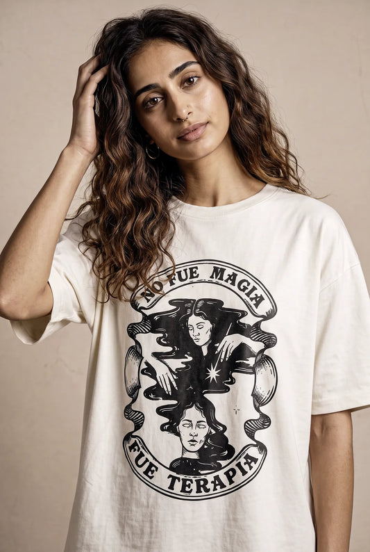 Camiseta Oversized No Fue Magia, Fue Terapia Feminina Off-White