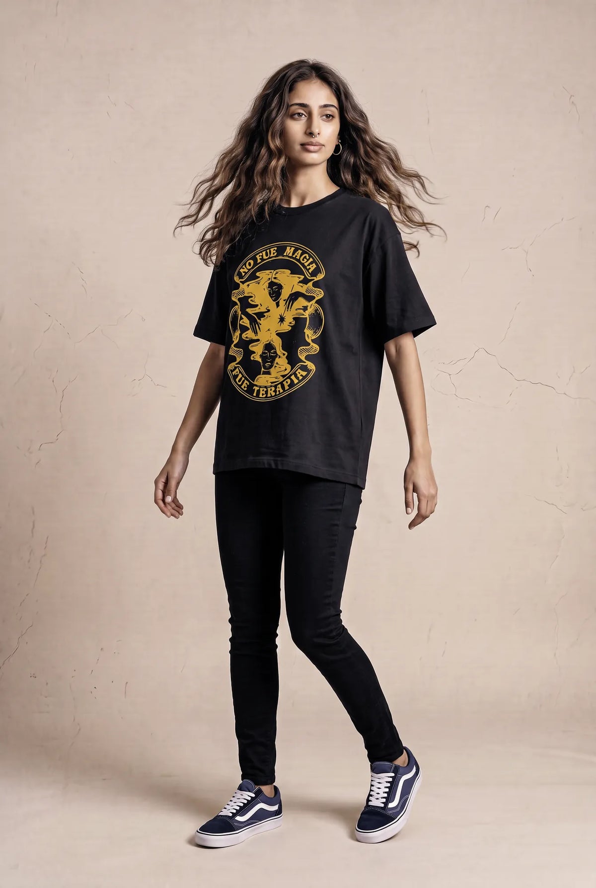 Camiseta Oversized No Fue Magia, Fue Terapia Feminina Preto