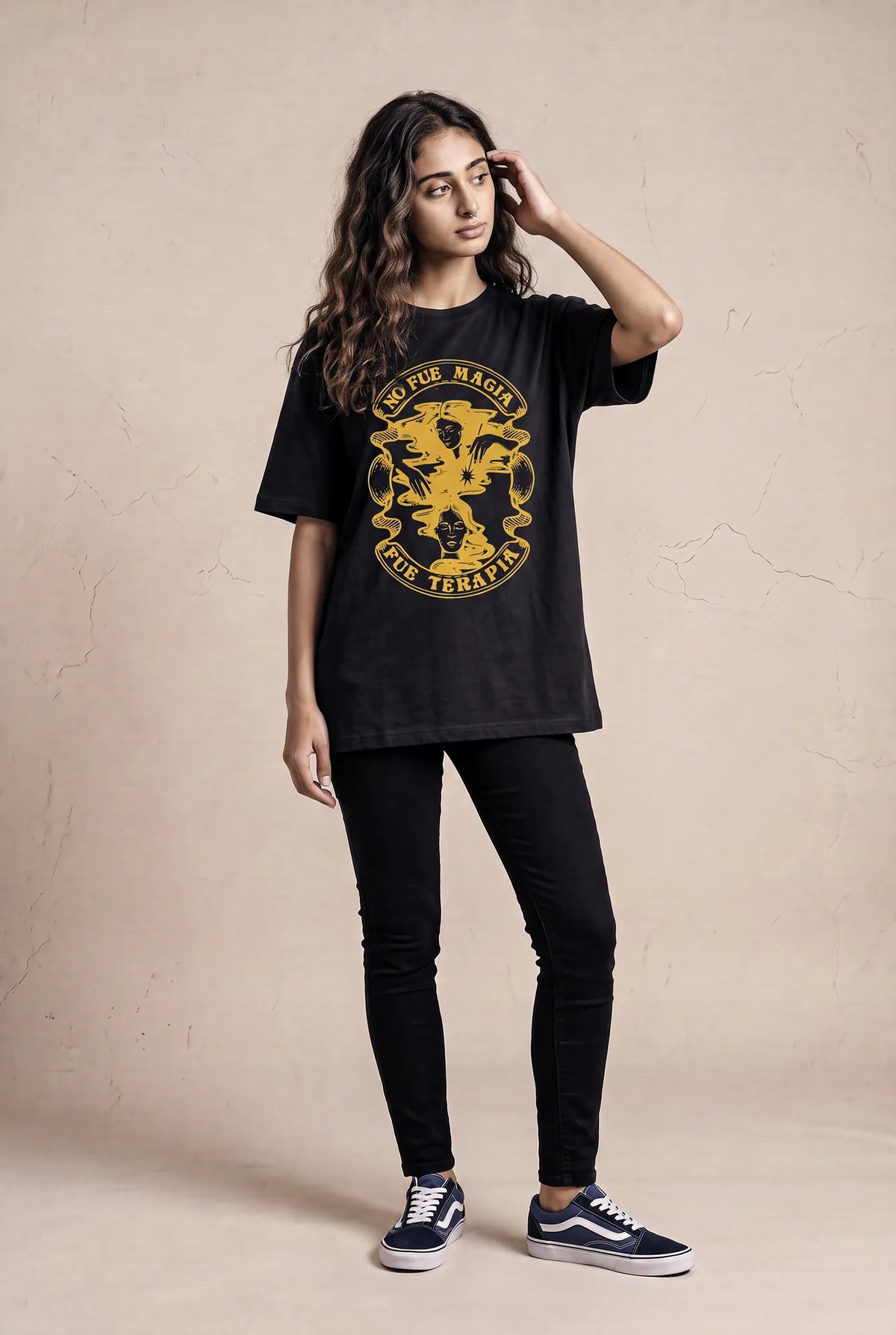 Camiseta Oversized No Fue Magia, Fue Terapia Feminina Preto