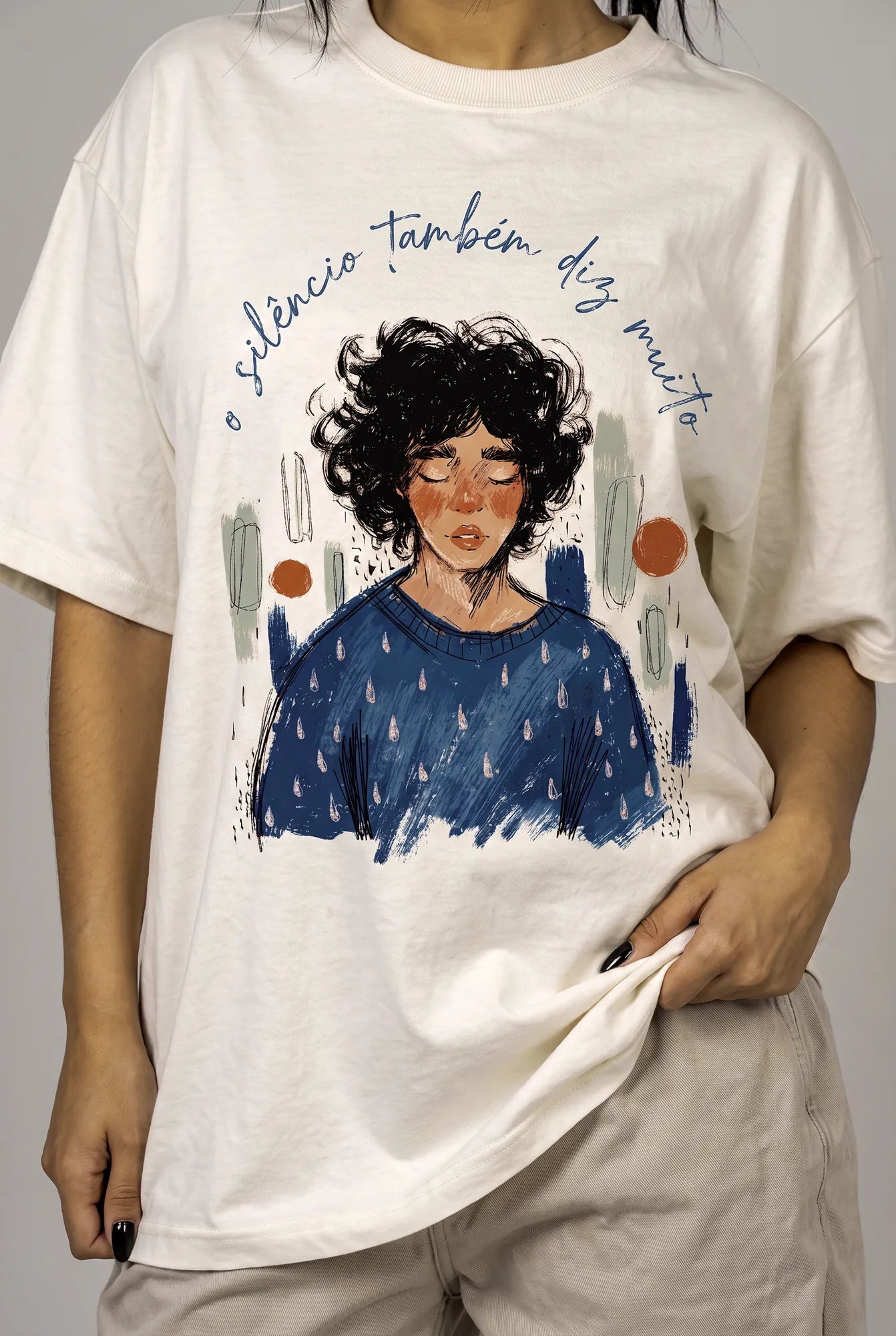 Camiseta Oversized O Silêncio Também Diz Muito Feminina Off-White