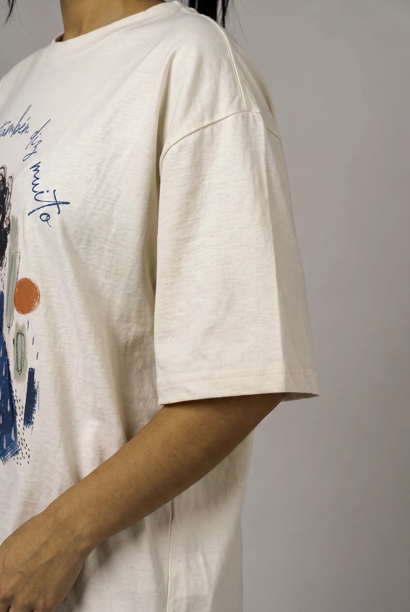 Camiseta Oversized O Silêncio Também Diz Muito Feminina Off-White