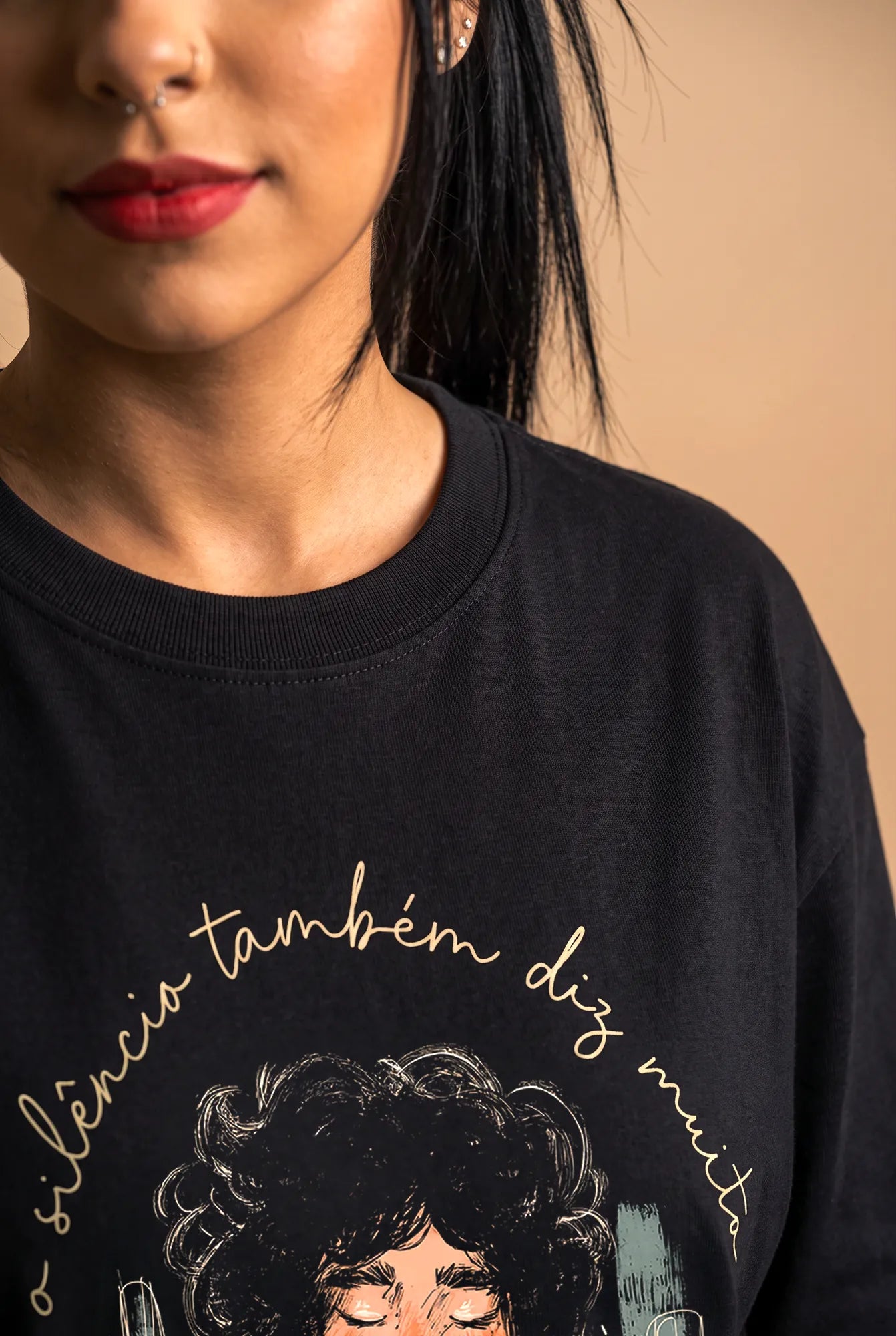 Camiseta Oversized O Silêncio Também Diz Muito Feminina Preto