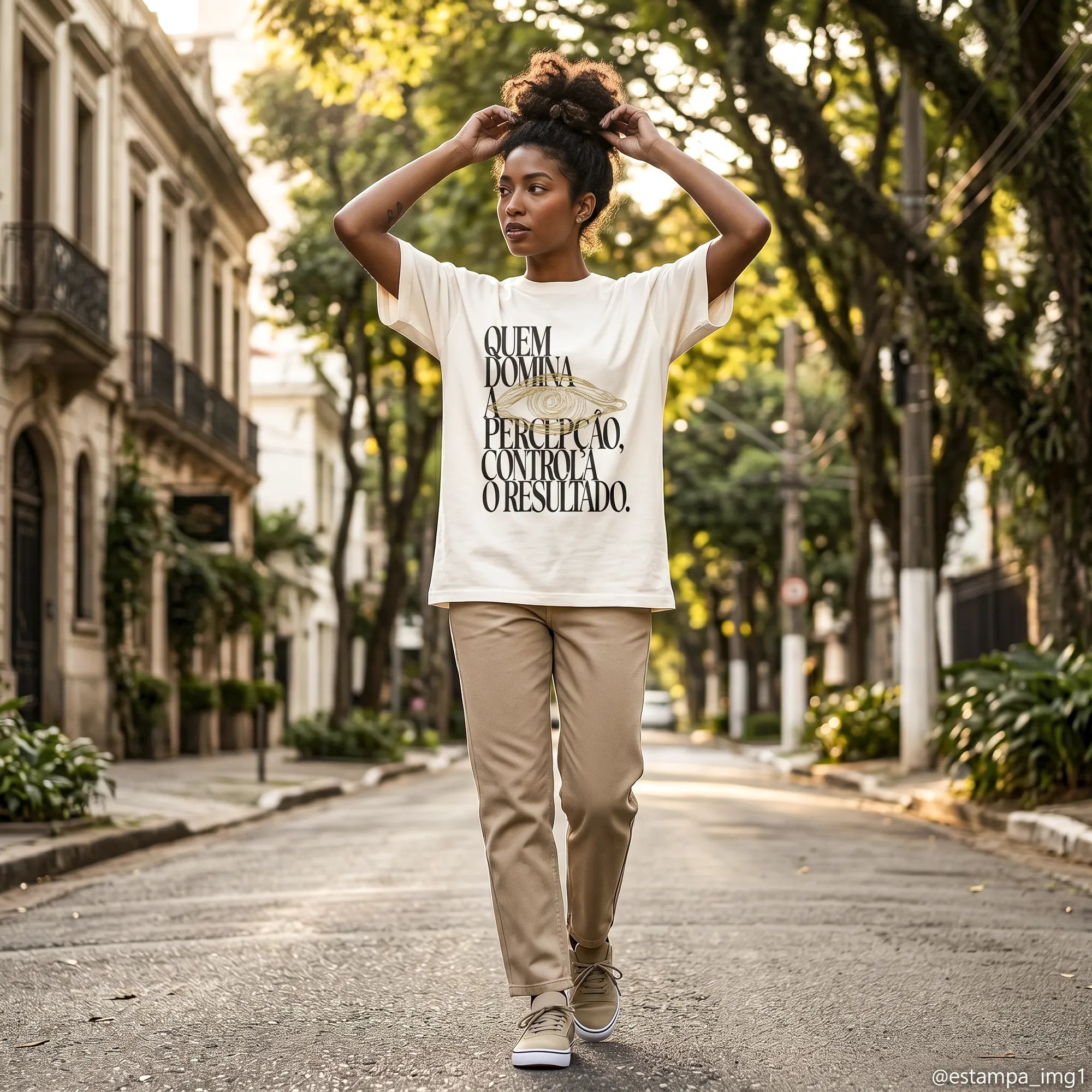 Camiseta Oversized Quem Domina a Percepção, Controla o Resultado Feminina Off-White
