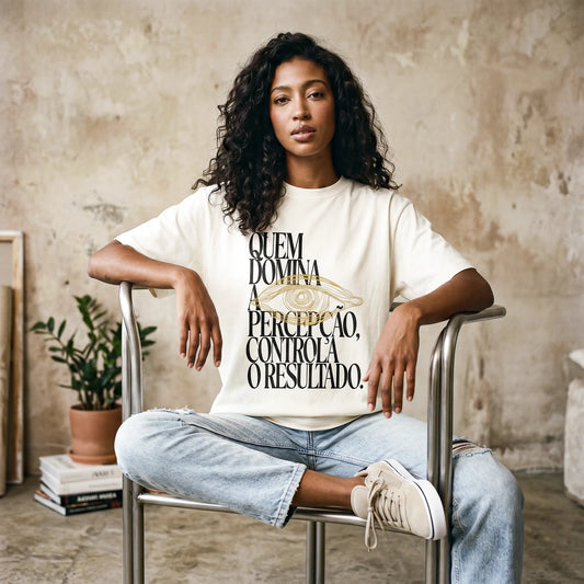 Camiseta Oversized Quem Domina a Percepção, Controla o Resultado Feminina Off-White