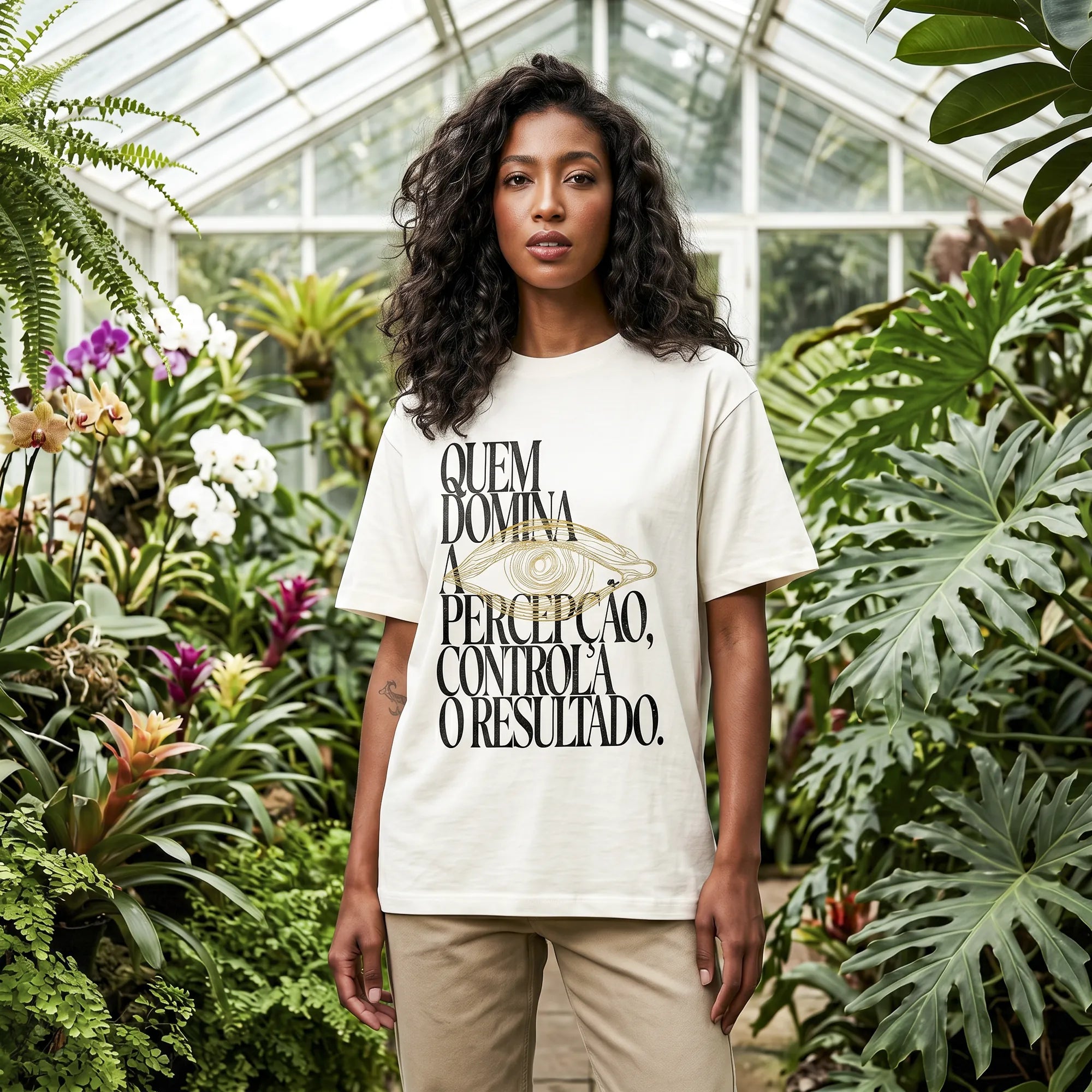 Camiseta Oversized Quem Domina a Percepção, Controla o Resultado Feminina Off-White