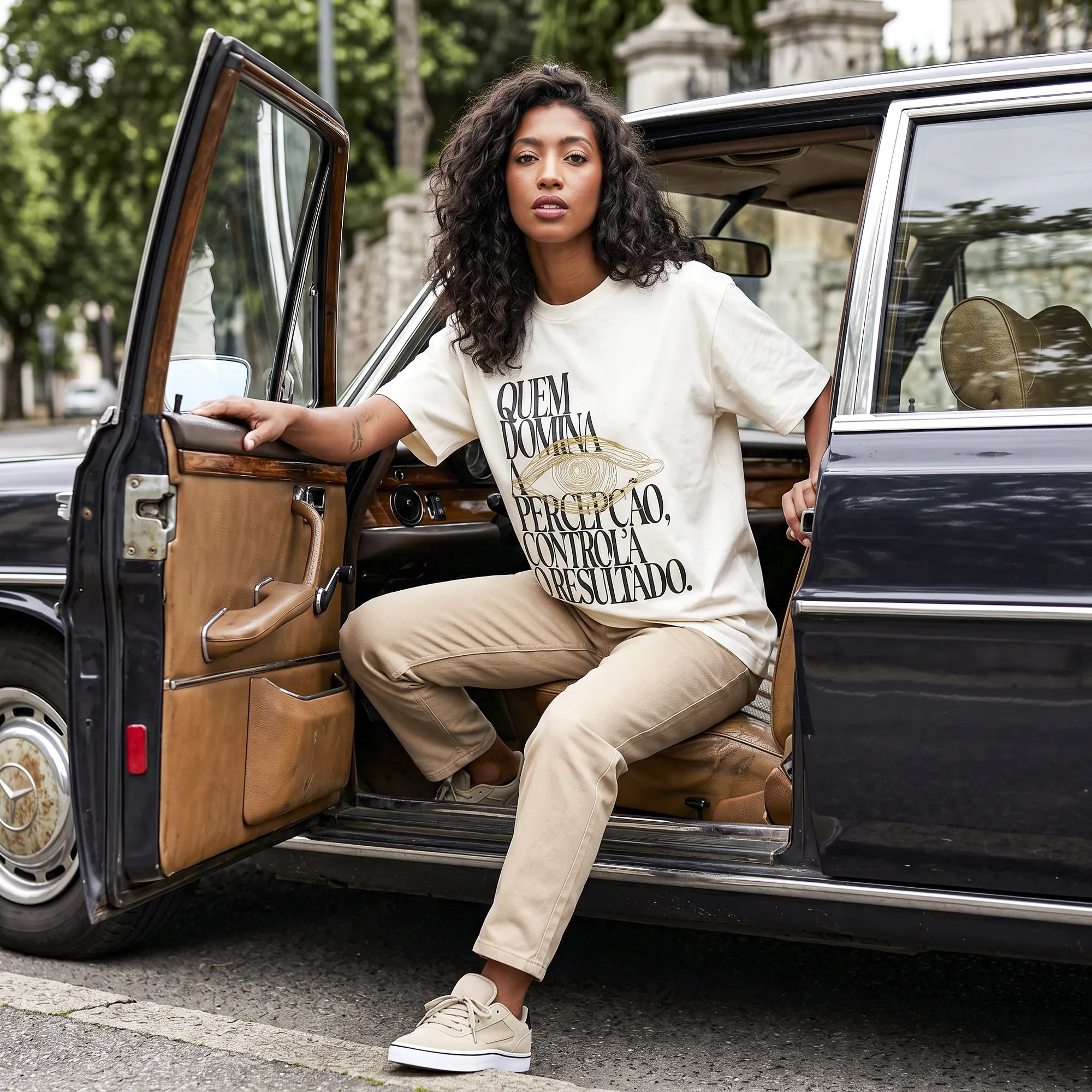 Camiseta Oversized Quem Domina a Percepção, Controla o Resultado Feminina Off-White