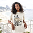 Camiseta Oversized Quem Domina a Percepção, Controla o Resultado Feminina Off-White