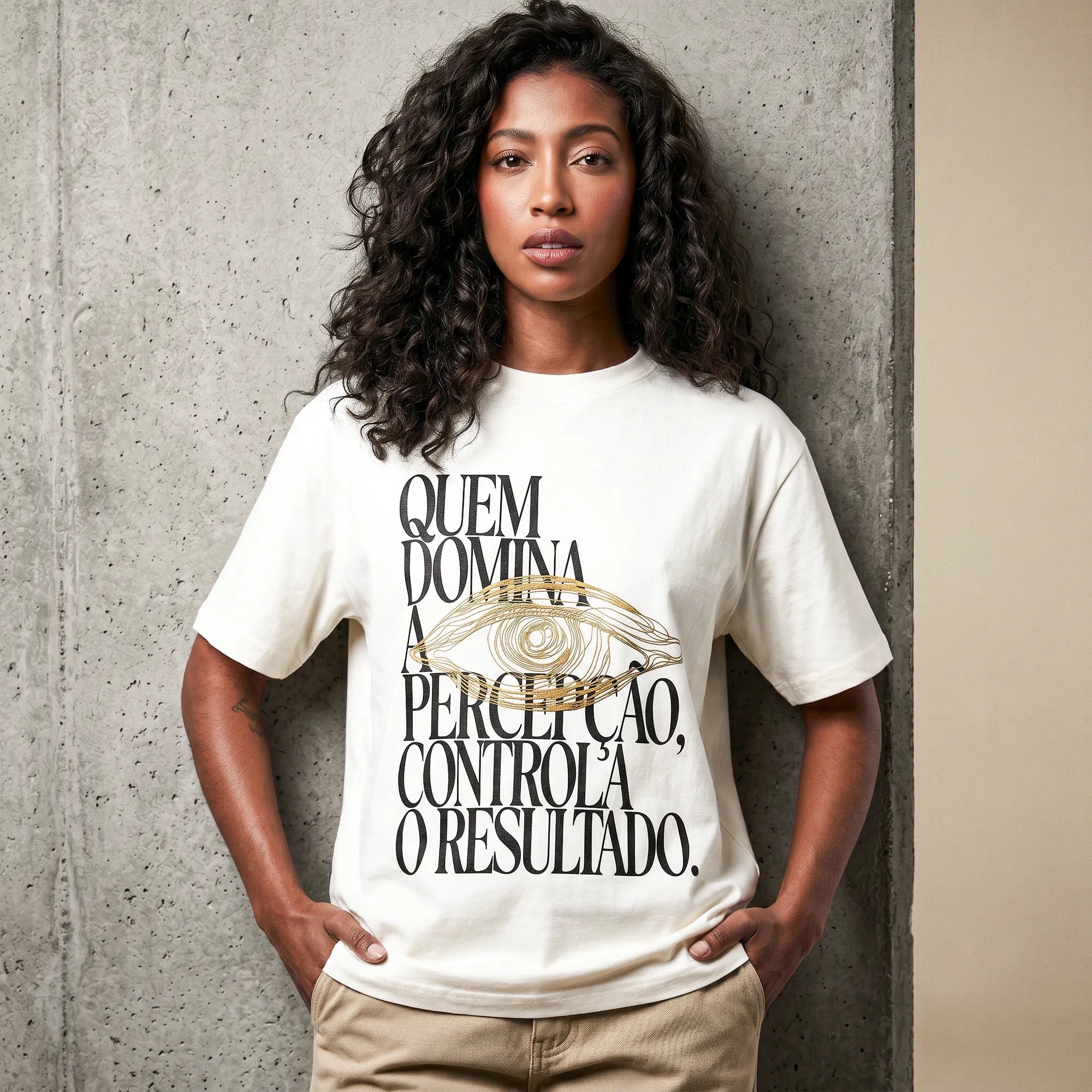 Camiseta Oversized Quem Domina a Percepção, Controla o Resultado Feminina Off-White