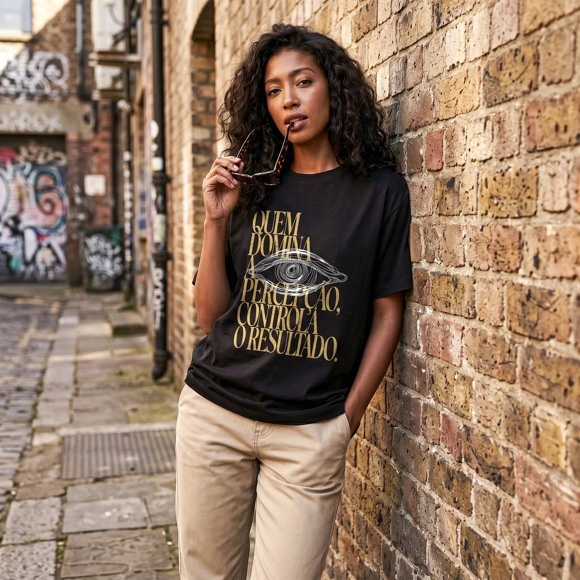 Camiseta Oversized Quem Domina a Percepção, Controla o Resultado Feminina Preto