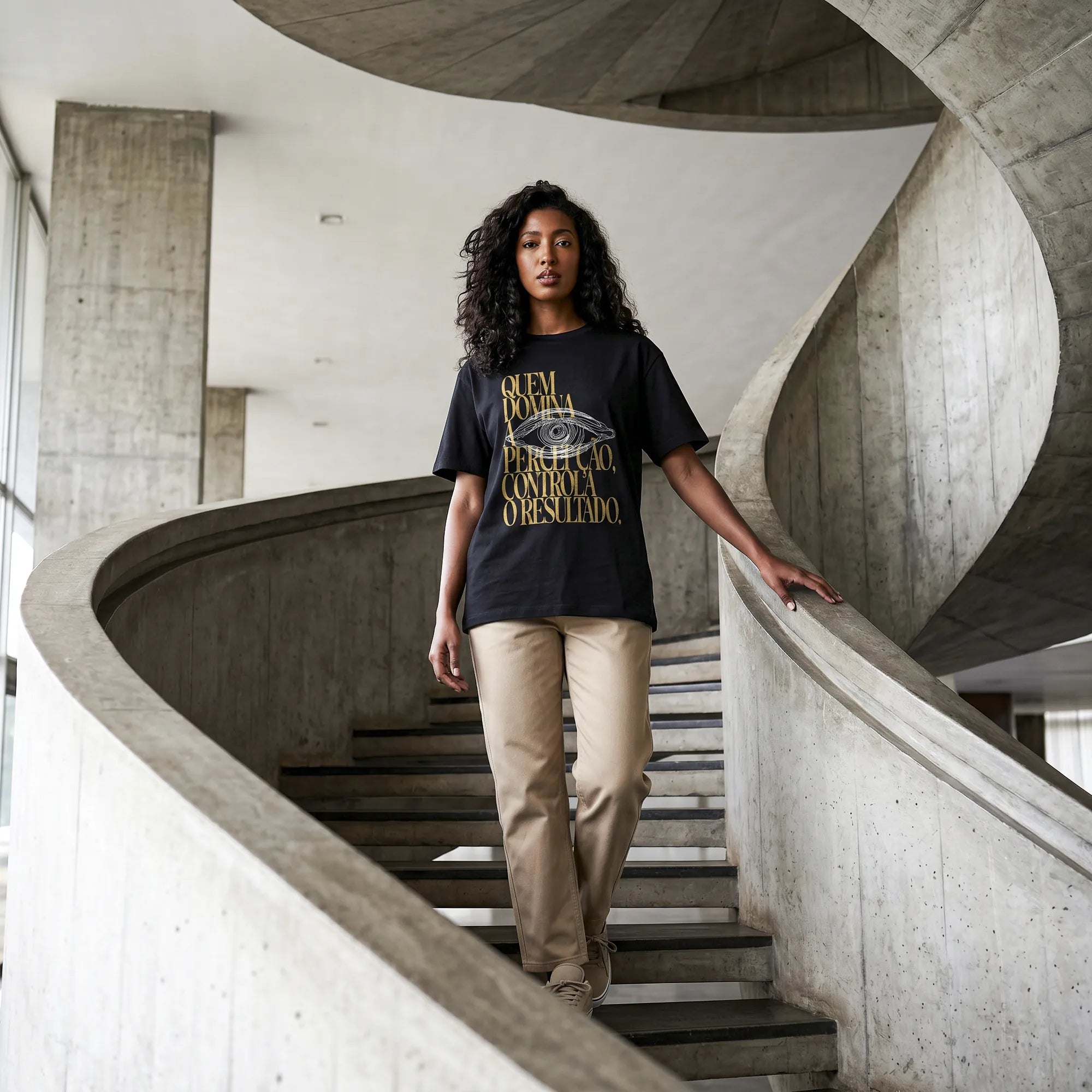 Camiseta Oversized Quem Domina a Percepção, Controla o Resultado Feminina Preto