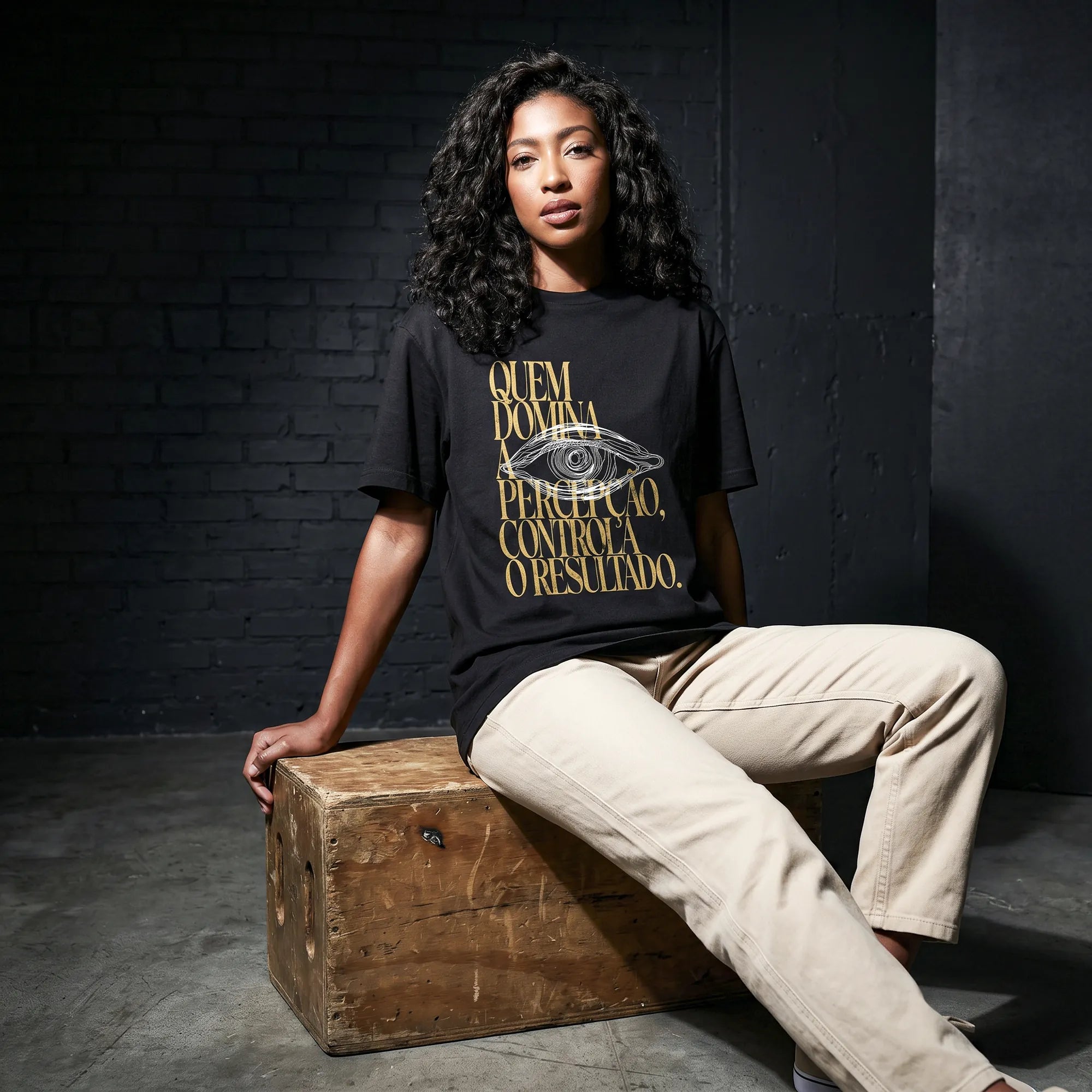Camiseta Oversized Quem Domina a Percepção, Controla o Resultado Feminina Preto