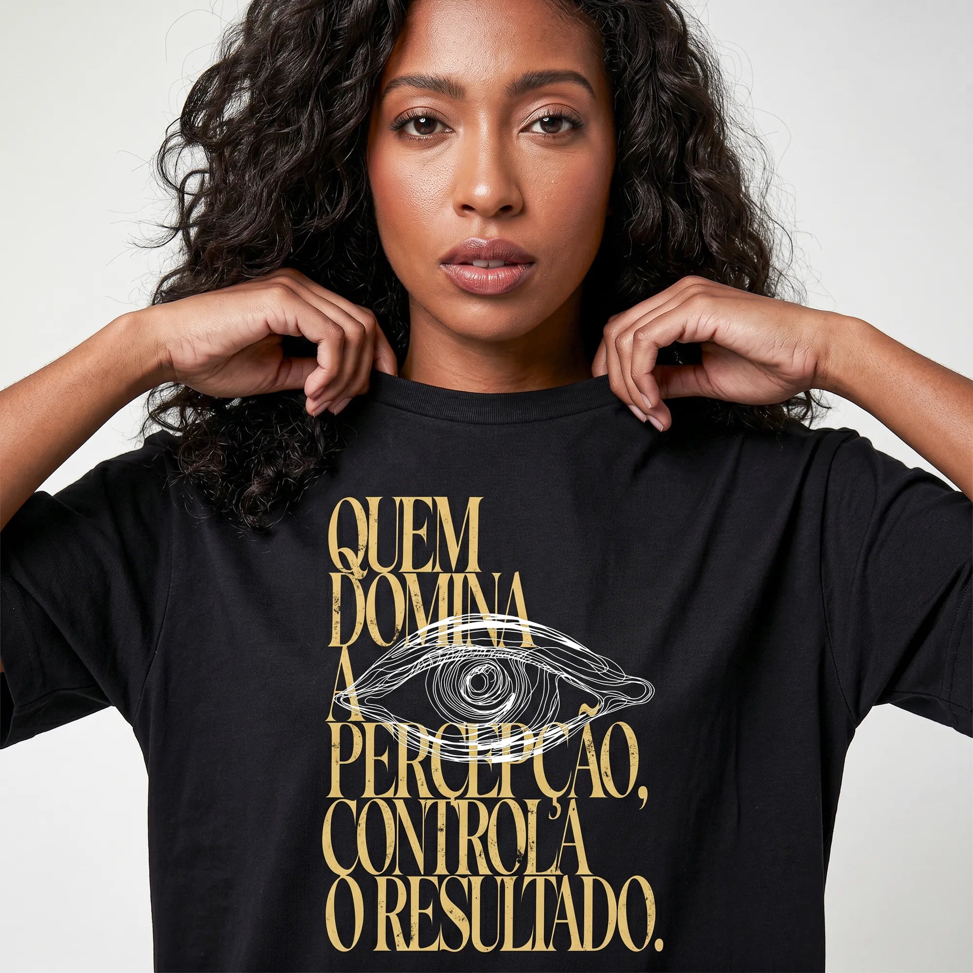 Camiseta Oversized Quem Domina a Percepção, Controla o Resultado Feminina Preto