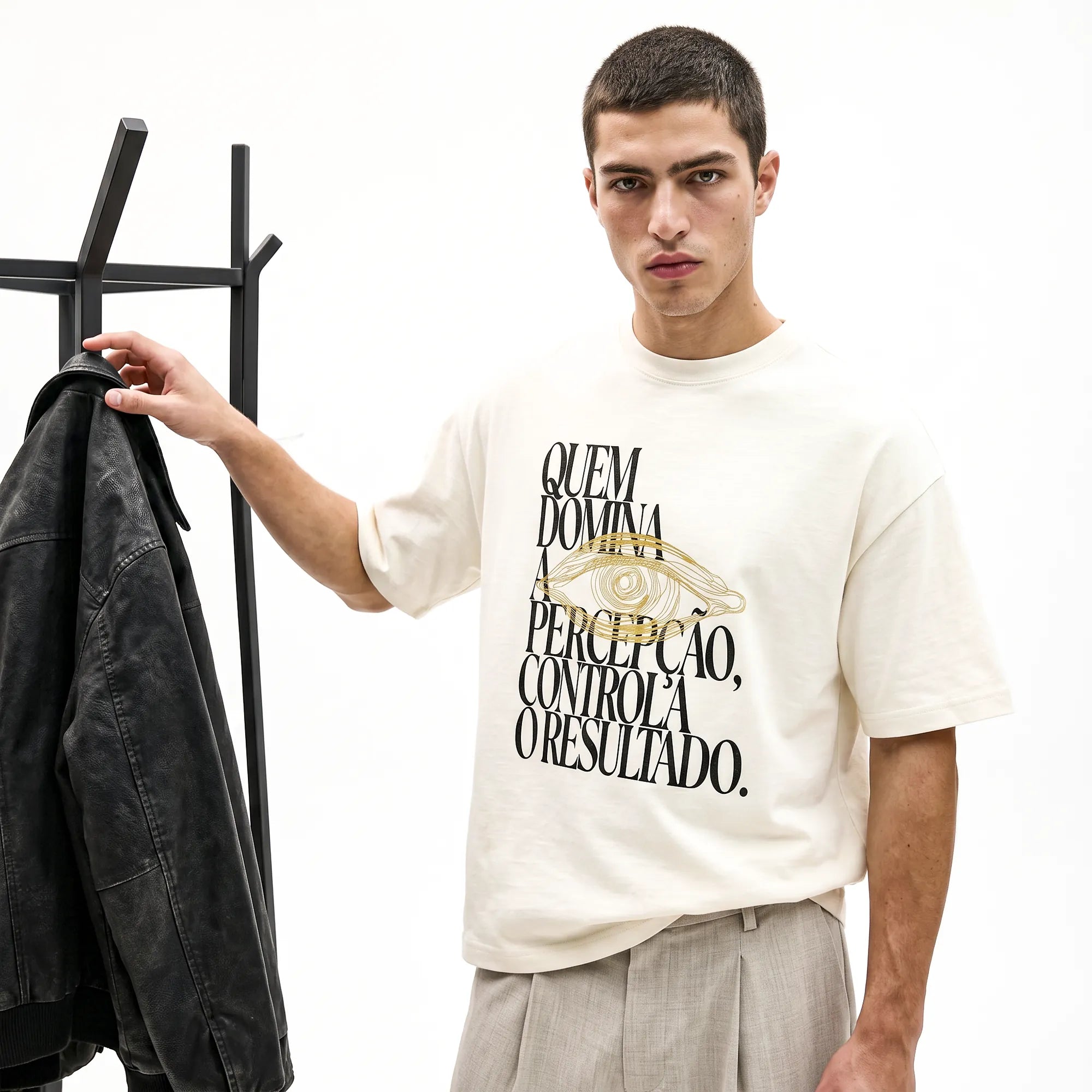 Camiseta Oversized Quem Domina a Percepção, Controla o Resultado Masculina Off-White