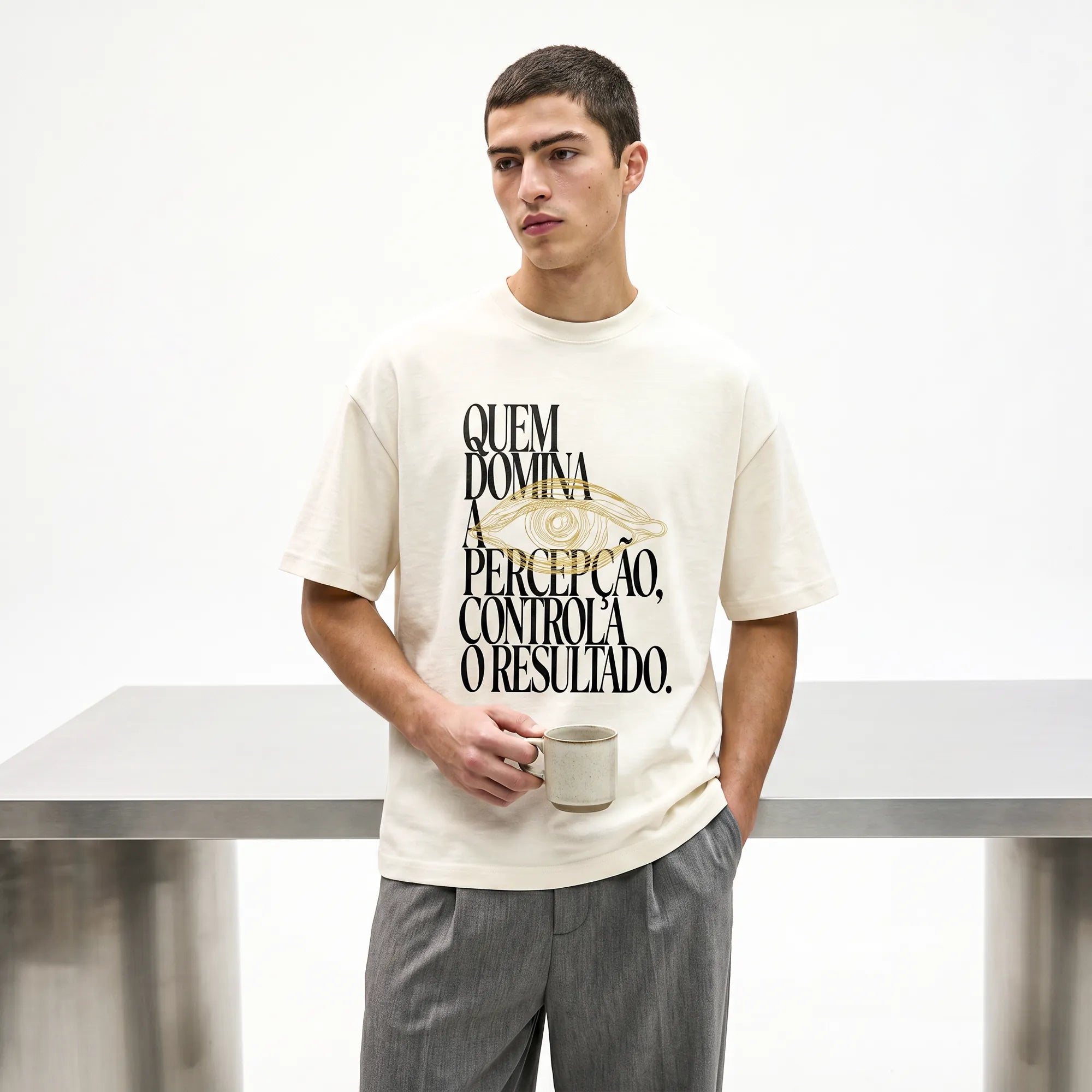 Camiseta Oversized Quem Domina a Percepção, Controla o Resultado Masculina Off-White