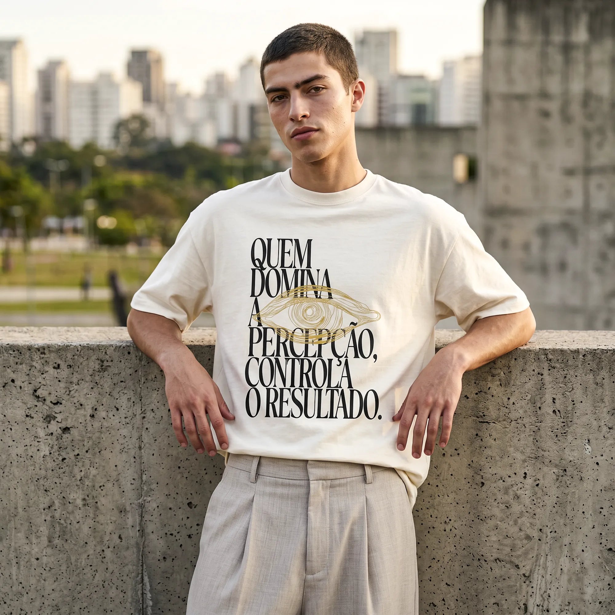 Camiseta Oversized Quem Domina a Percepção, Controla o Resultado Masculina Off-White