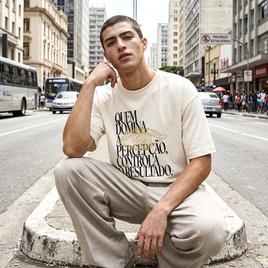 Camiseta Oversized Quem Domina a Percepção, Controla o Resultado Masculina Off-White