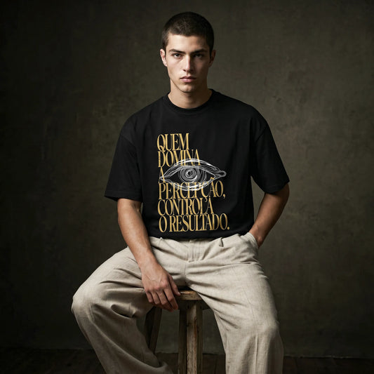 Camiseta Oversized Quem Domina a Percepção, Controla o Resultado Masculina Preto