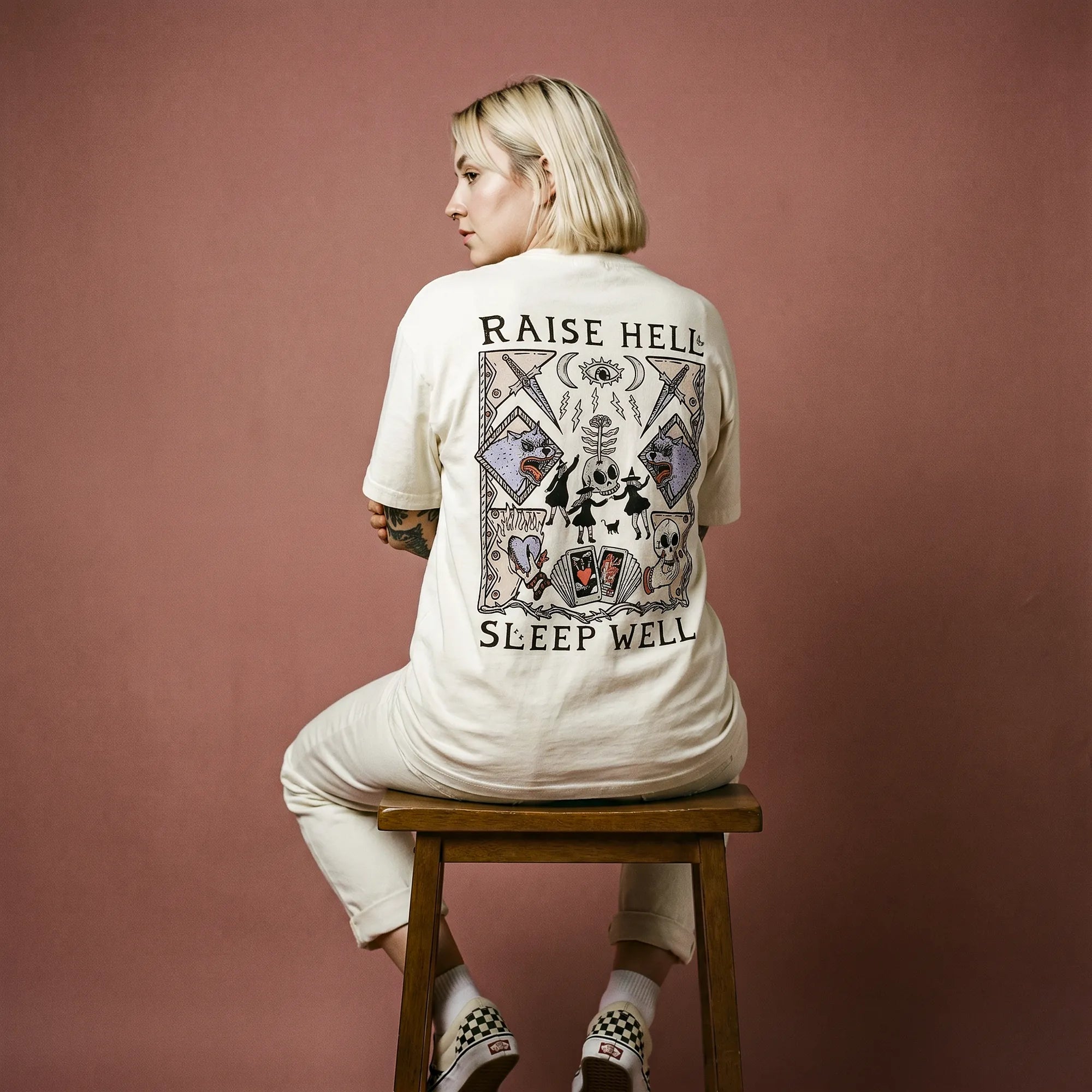 Camiseta Oversized Raise Hell Sleep Well Feminina Off-White