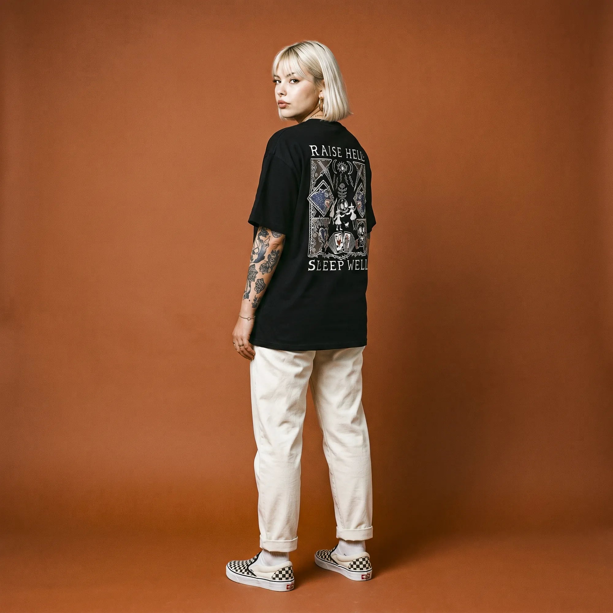 Camiseta Oversized Raise Hell Sleep Well Feminina Preto