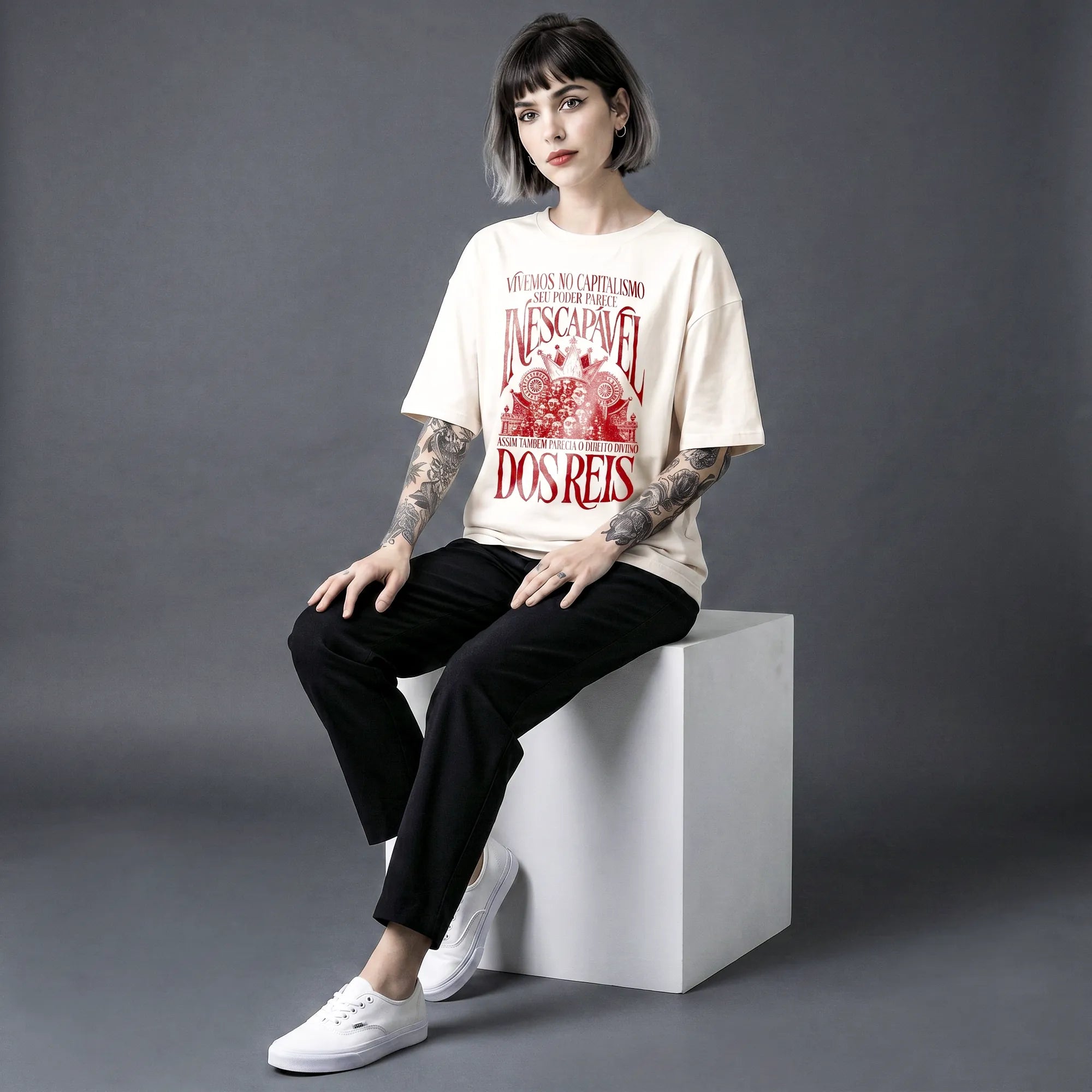 Camiseta Oversized Vivemos no Capitalismo Feminina Off-White