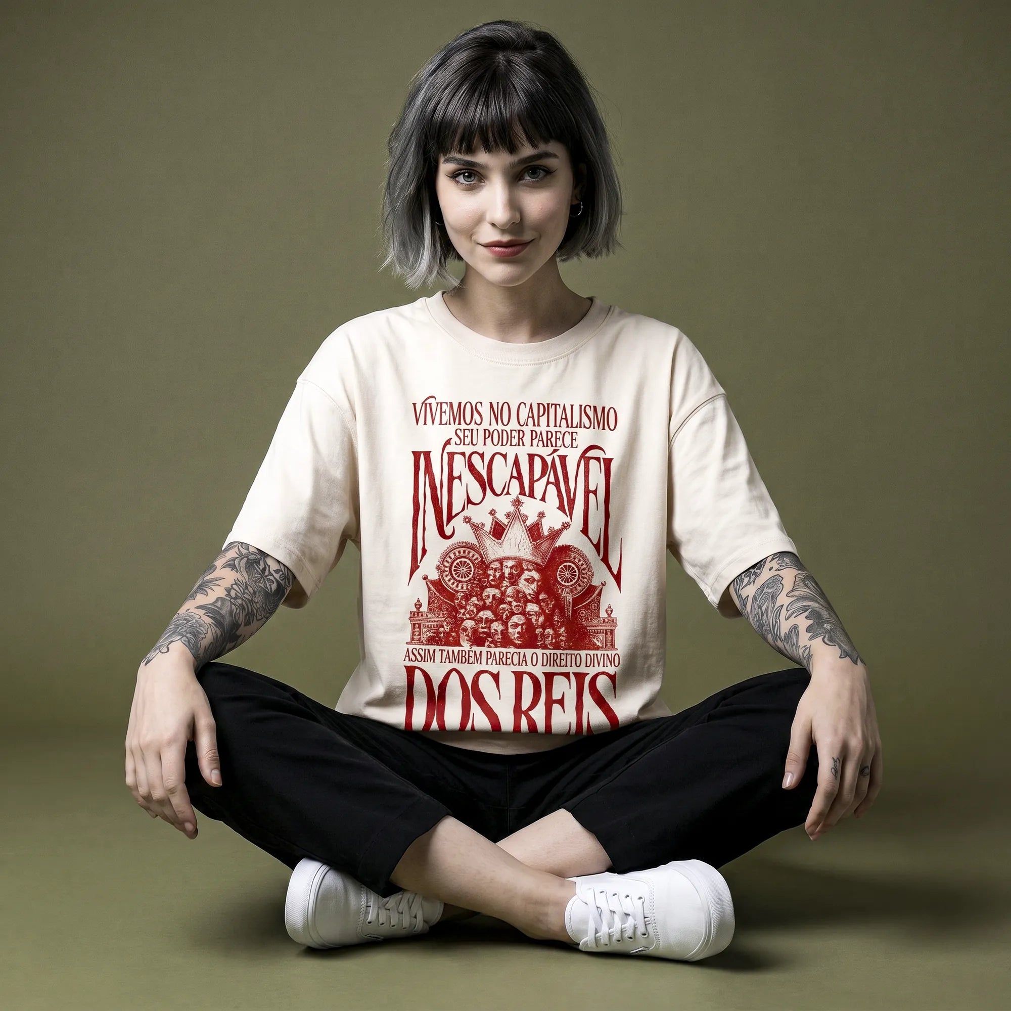 Camiseta Oversized Vivemos no Capitalismo Feminina Off-White