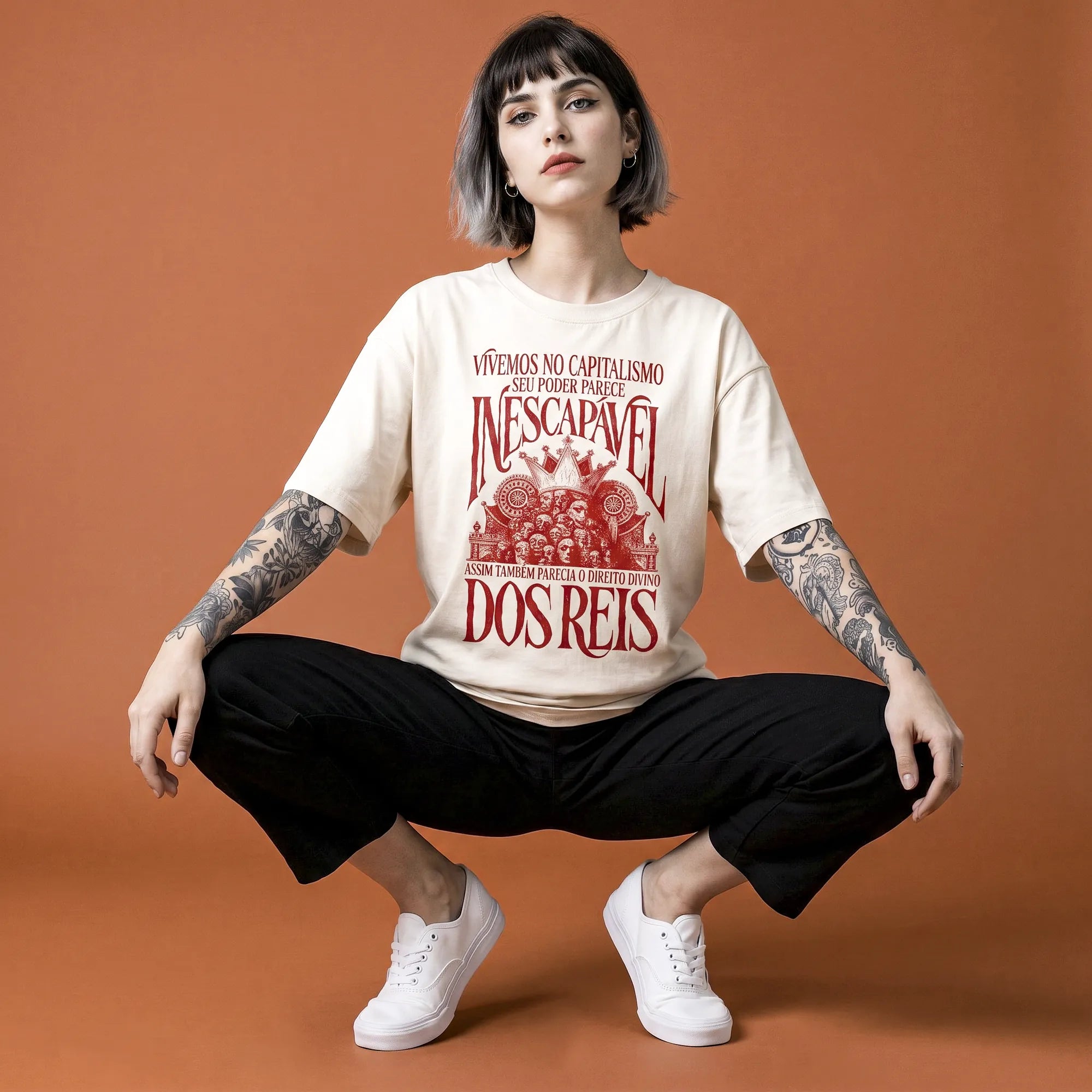 Camiseta Oversized Vivemos no Capitalismo Feminina Off-White