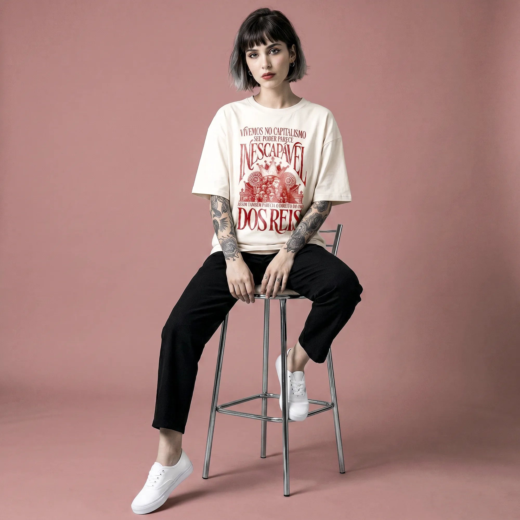 Camiseta Oversized Vivemos no Capitalismo Feminina Off-White