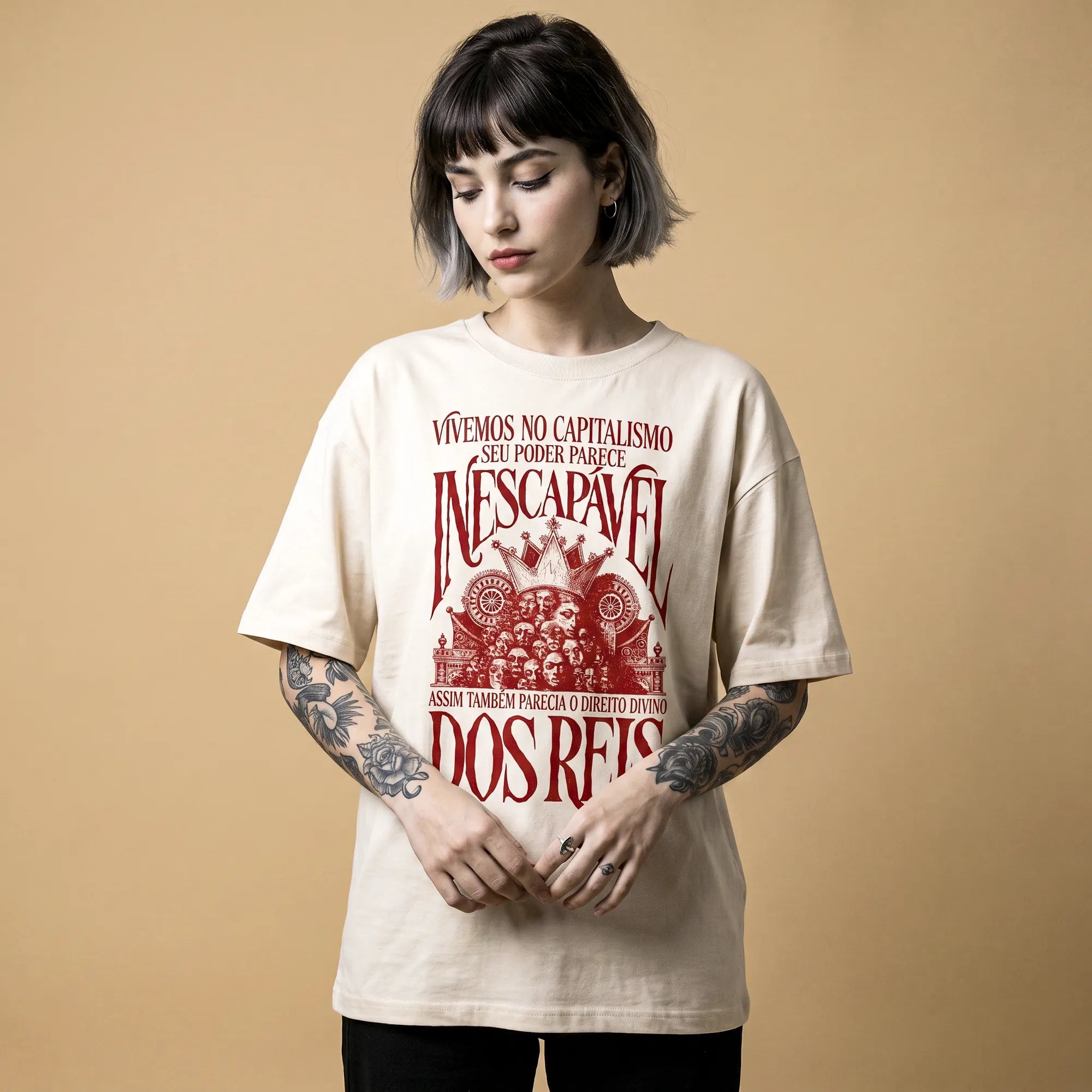 Camiseta Oversized Vivemos no Capitalismo Feminina Off-White