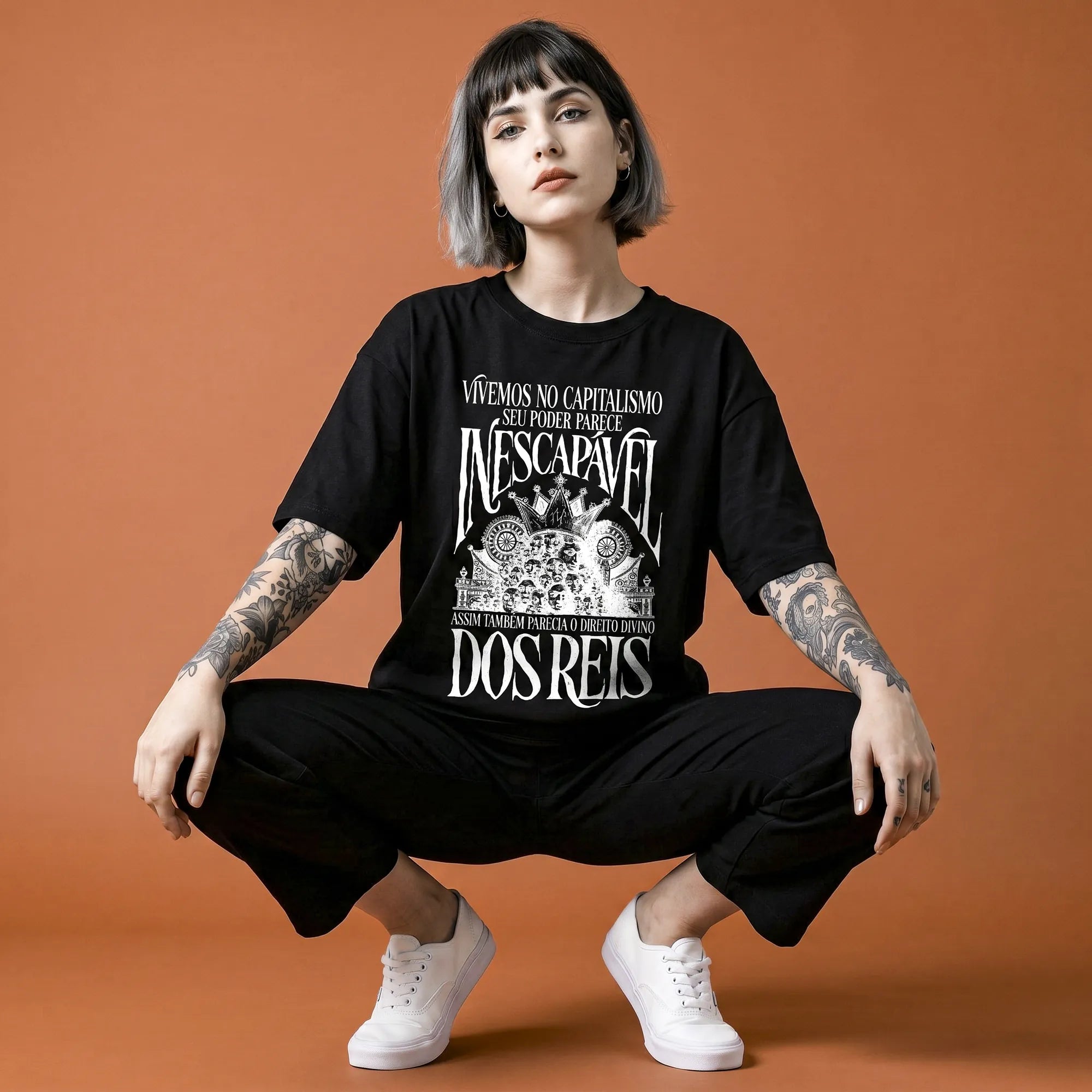 Camiseta Oversized Vivemos no Capitalismo Feminina Preto